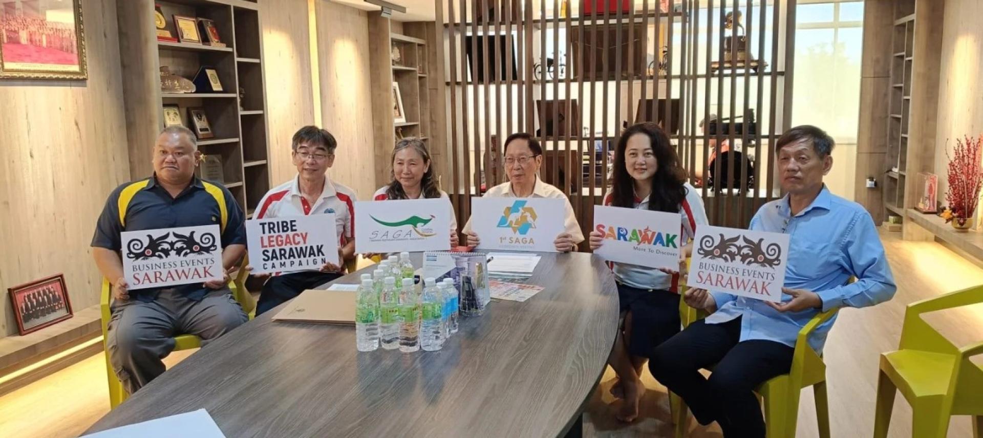 刘利明（左4）与理事会成员展示活动宣传海报。