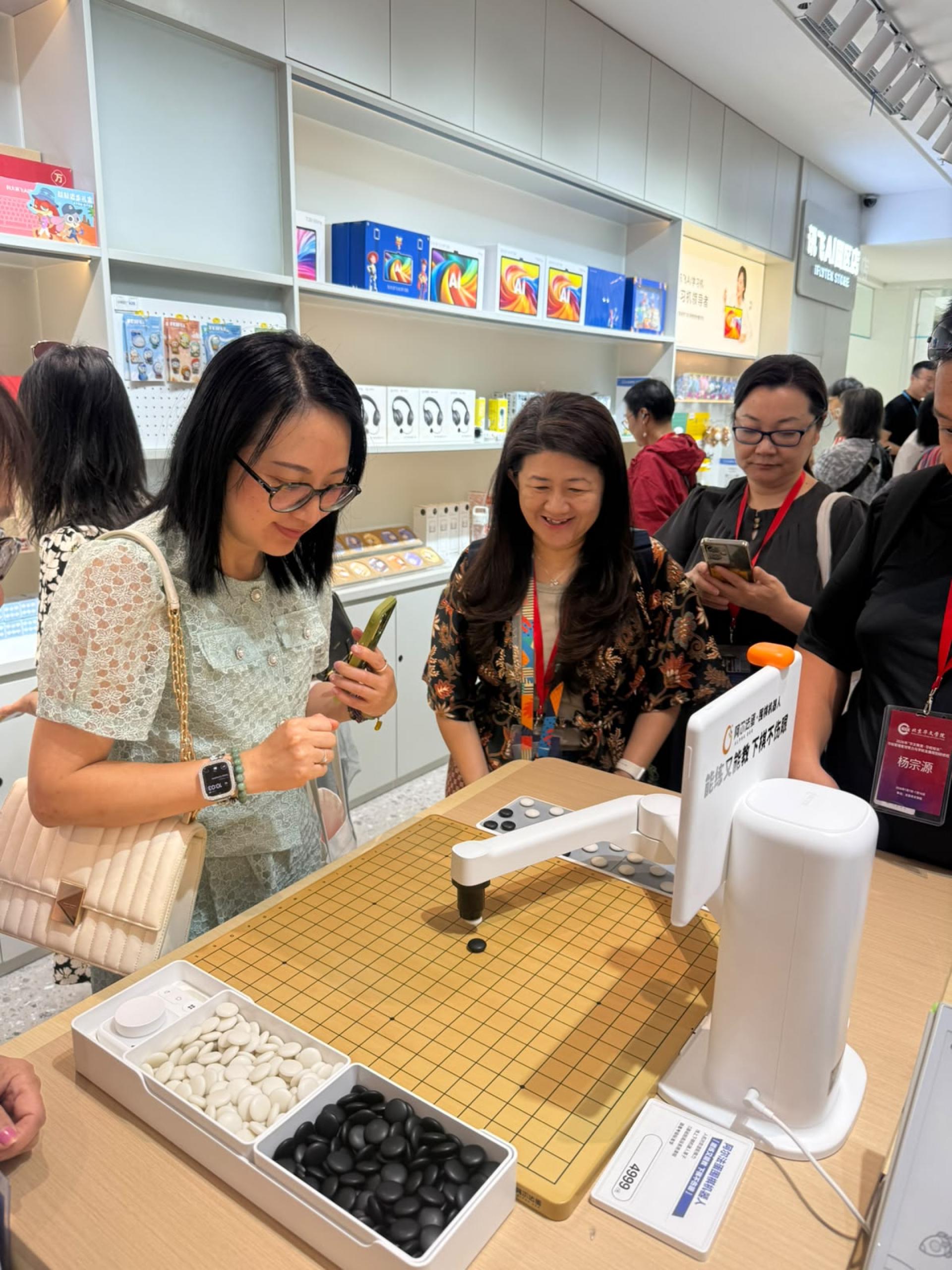 参观人工智能工艺，了解AI新走向 - 机器人下围棋