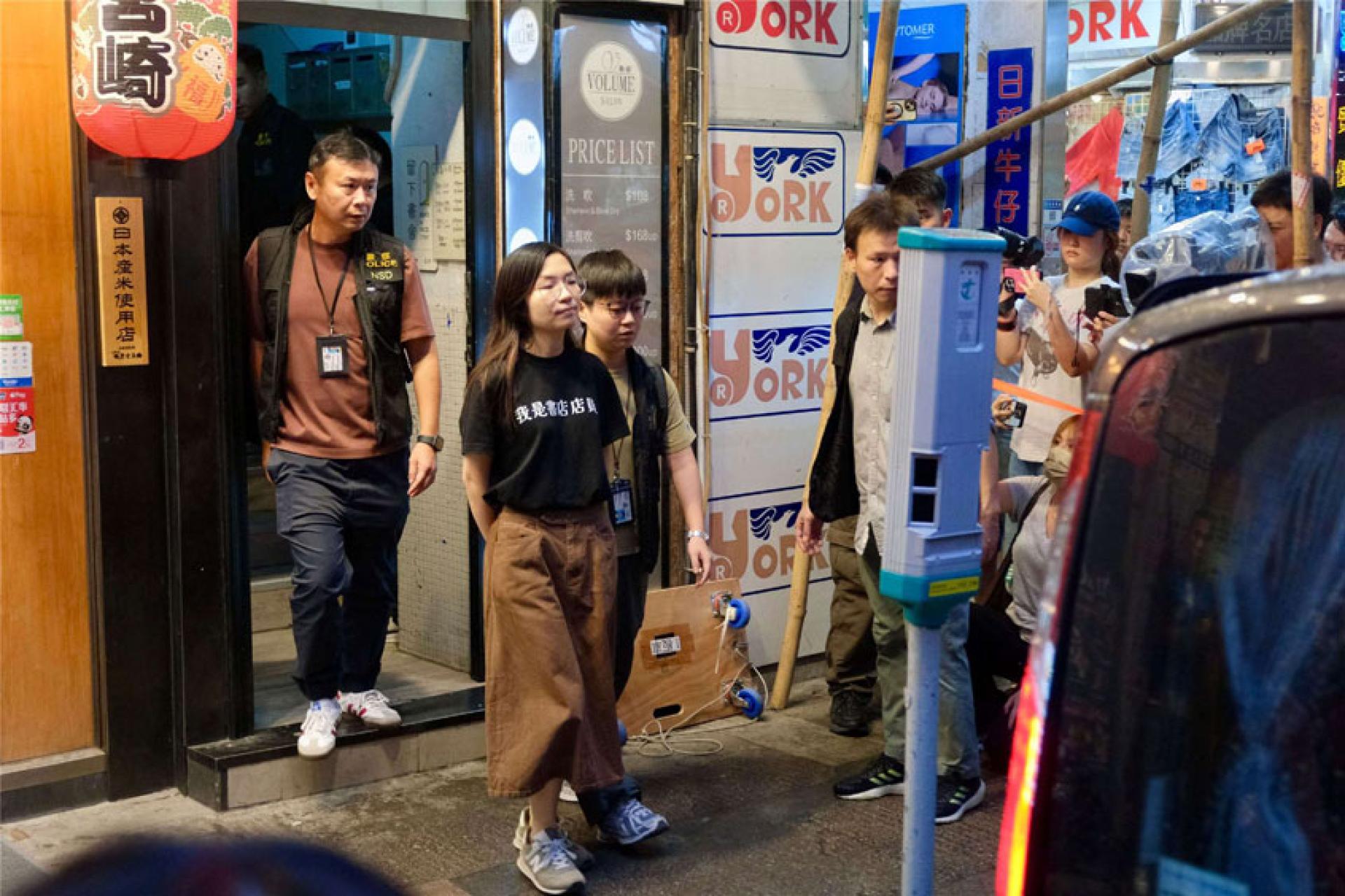 香港警方15日从留下书舍带走一名店员。店员身穿黑色 T 恤，胸前只写著六个字“我是书店店员”。