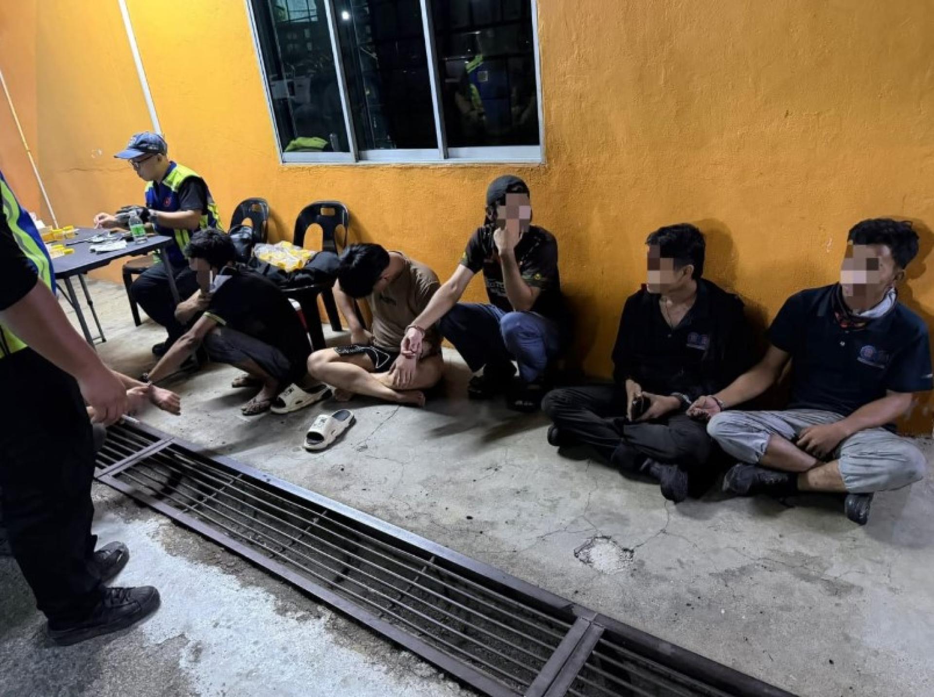当局在联合执法行动中扣查毒品检测呈阳性的涉案人士。