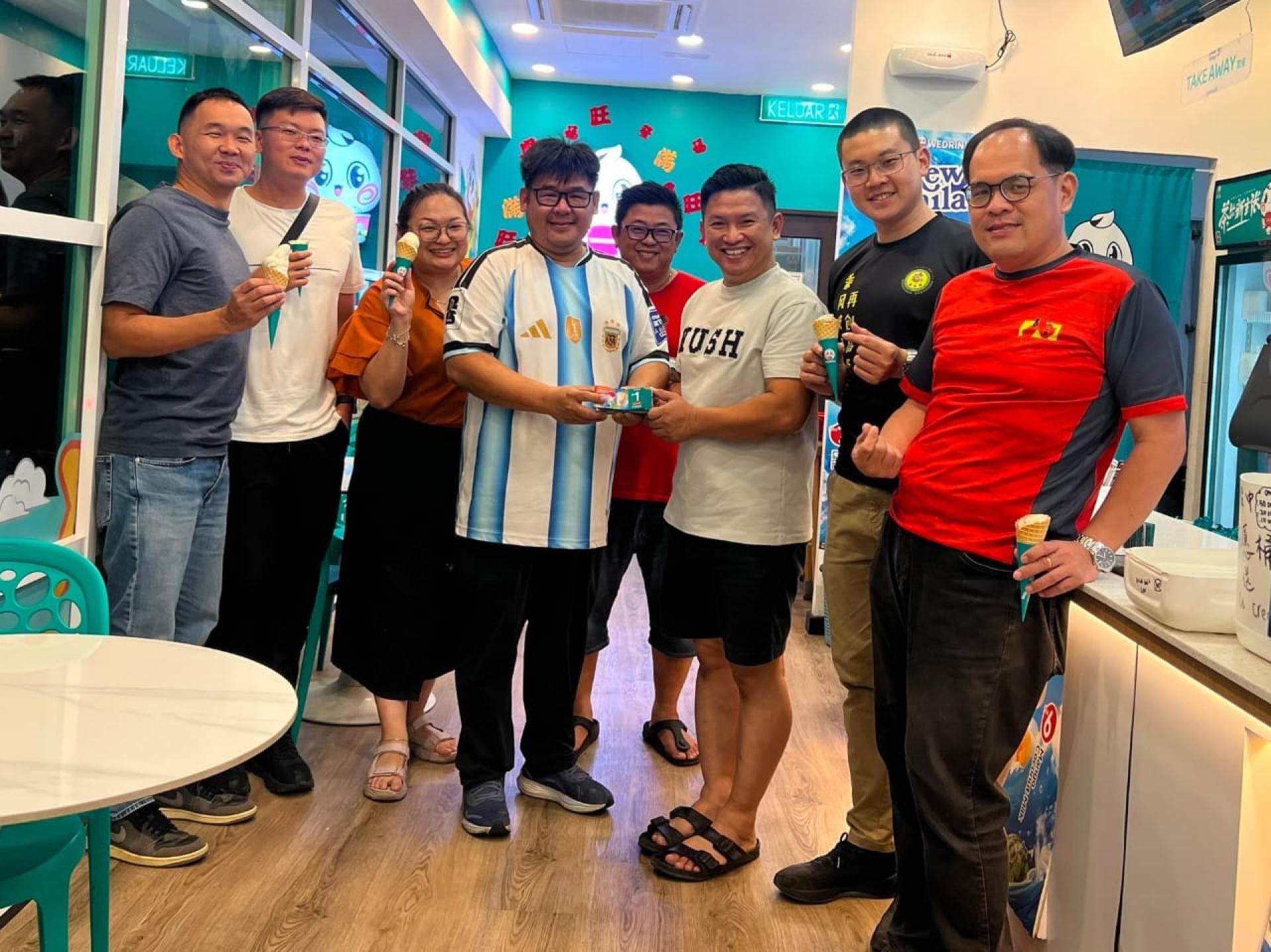 Wedrinks富丽华商业中心分行东主沈董礼（左4）移交赞助品予第6届“我爱砂拉越日722”捐血活动筹委会主席兼美里庄严宗亲会青年团团长严昭兴。