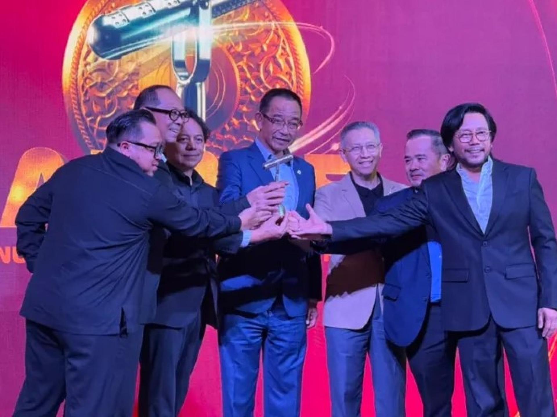 阿都卡林（中）与其他嘉宾于2026年7月16日在吉隆坡Volume KL、The Arch Galleries举行的新闻发布会上，宣布AIM25后展示奖杯。