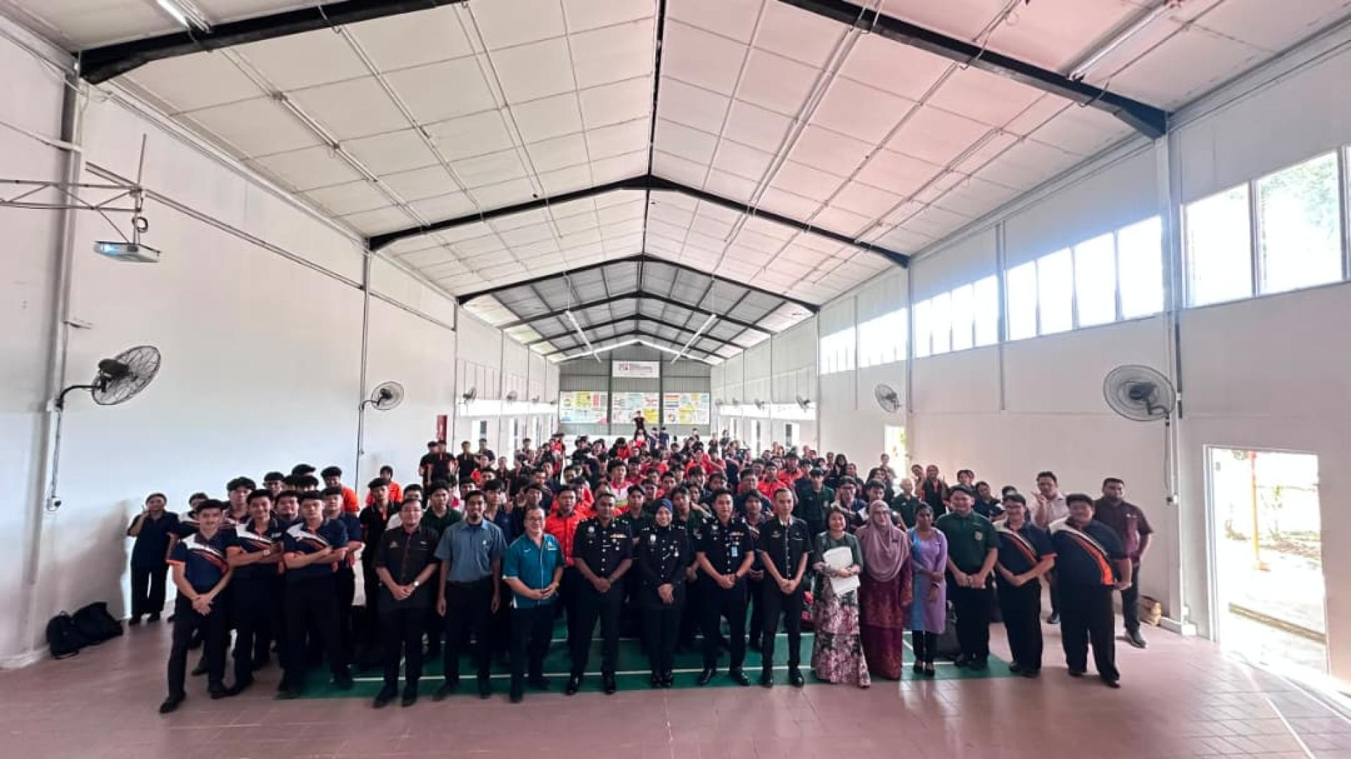 交警人员与美里技职学院师生在道路安全讲座后合影留念。