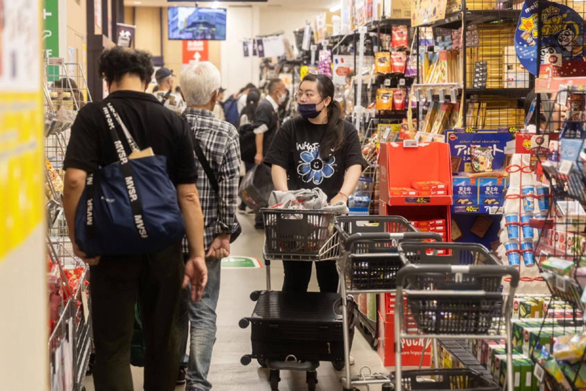近年来日本食品持续涨价让不少家庭感到日子不好过。