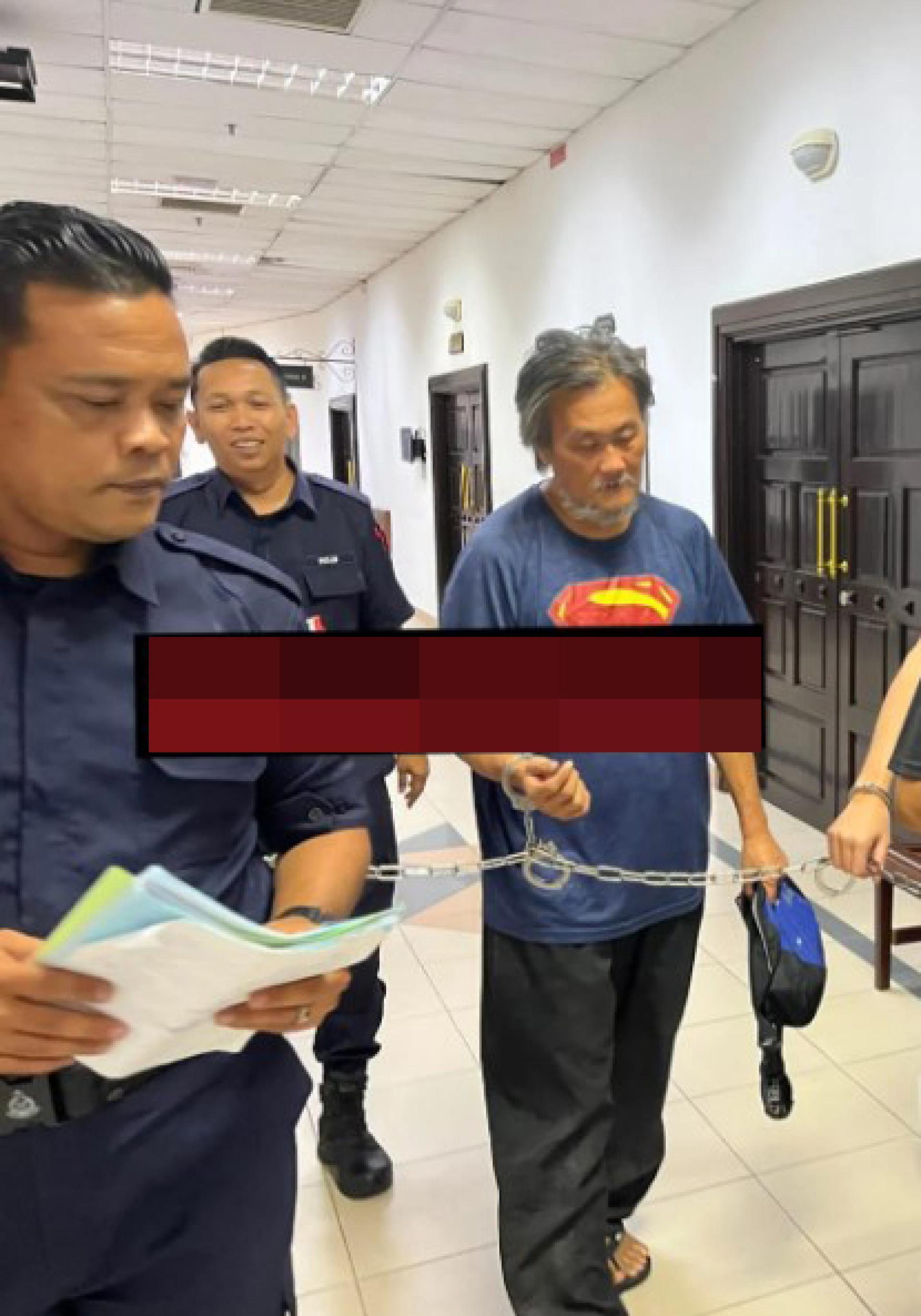 被告Kenny Jong Kueh Sik（右）在警方押送下离开法庭。