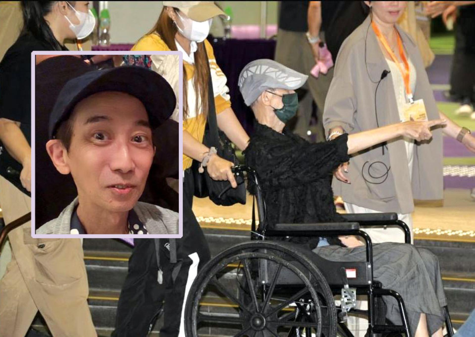 张达明由工作人员推着轮椅进入会场。