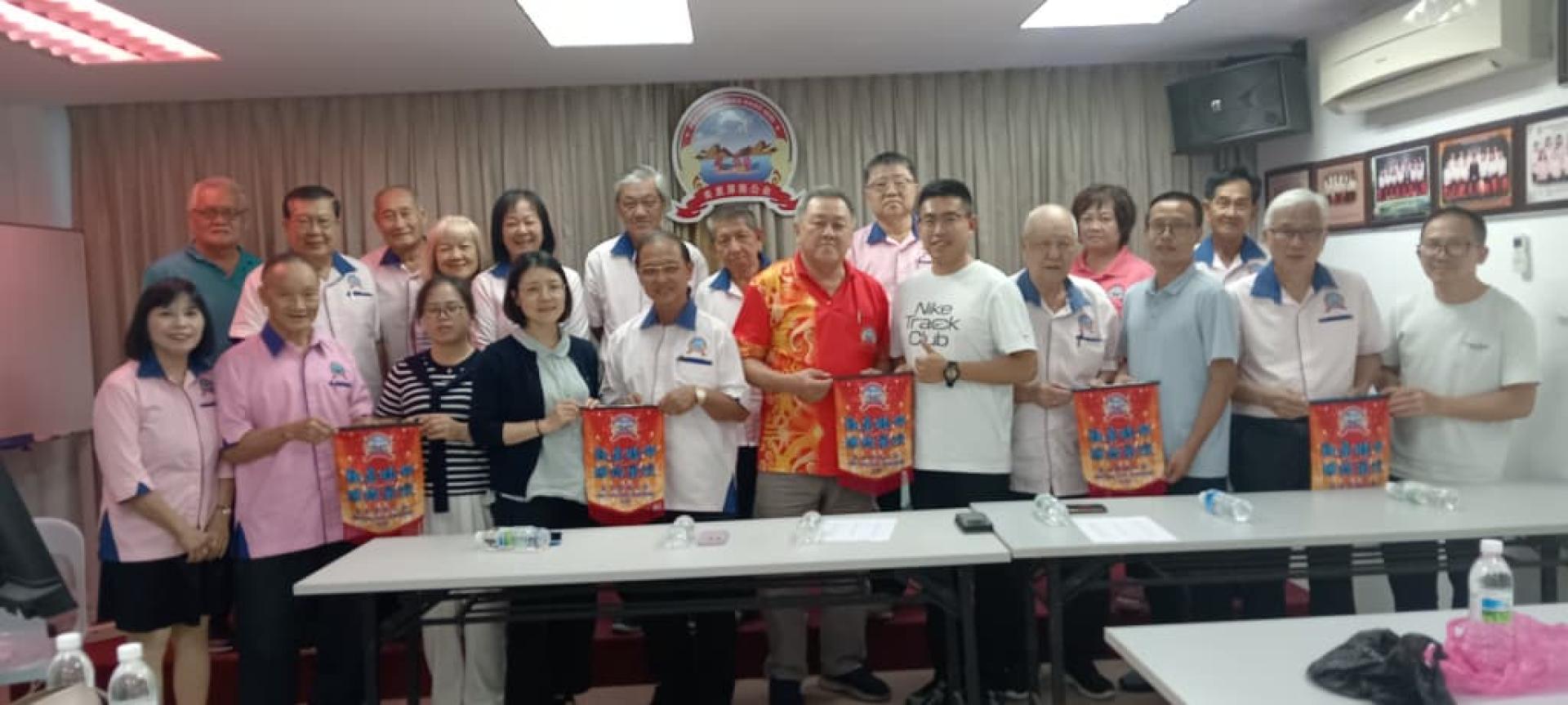 中国福建省屏南县华侨中学教师代表团到访美里屏南公会，与公会理事合影留念。图左6为美里屏南公会会长陈家兴与理事一同赠送纪念锦旗予团长黄青洪师（右5）及代表团成员。