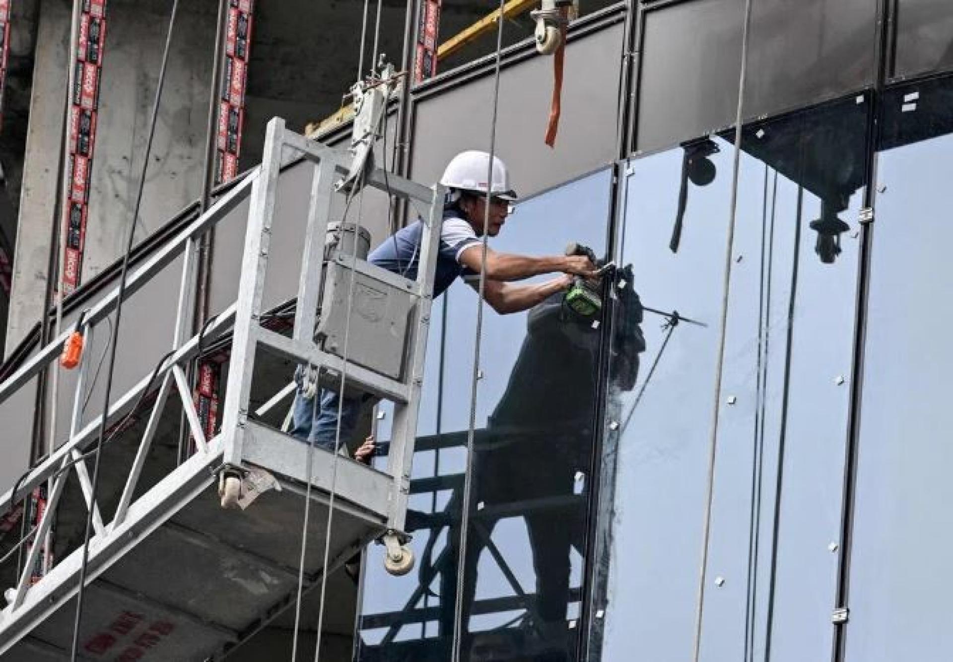 越南国家工资委员会建议自2027年起，将全国四个地区的最低工 资平均上调7.8%，以改善劳动者生活水平，并促进生产发展。图 为越南首都河内一栋建筑内的旅馆。