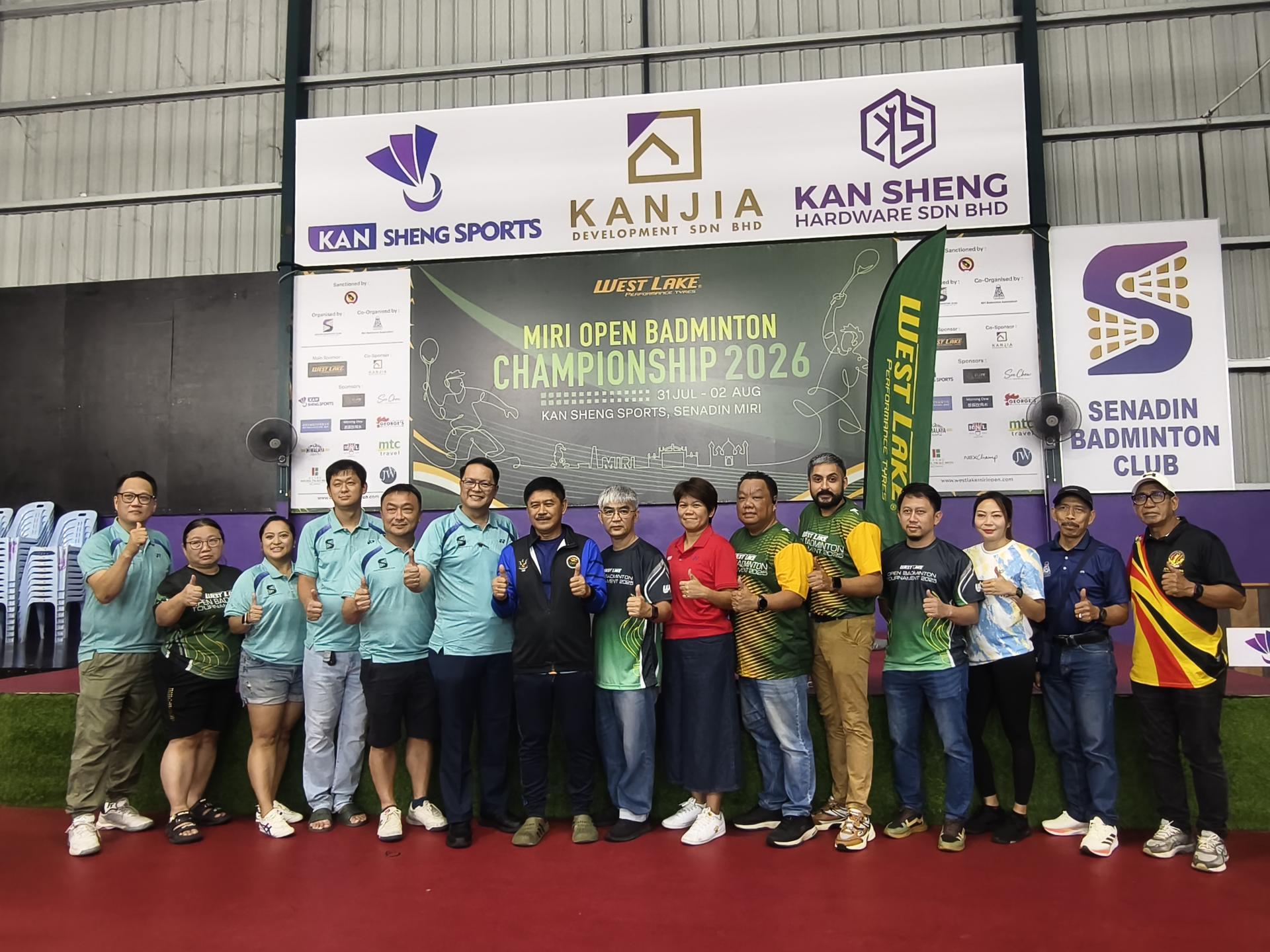 2026年威狮（Westlake）美里羽球公开锦标赛召开新闻发布会。左6起为史纳汀羽球俱乐部主席  兼筹备会主席彭小菶、美里羽球总会会长兼锦标赛顾问拿督立宾拉末、赛事总赞助商威狮轮胎的代表林秋礼，  以及筹委会成员合影。