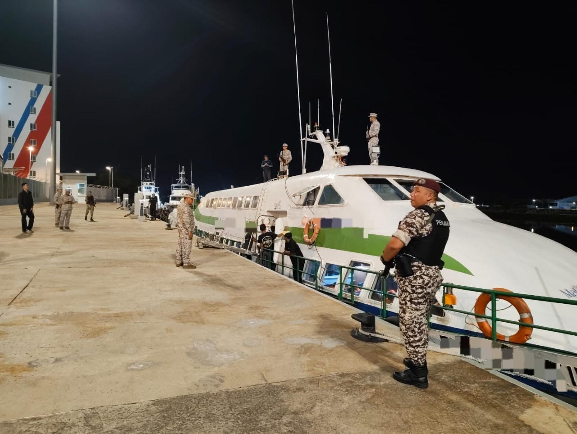 海事执法机构船艇在海上执行护航任务，确保囚犯转移过程安全顺利。
