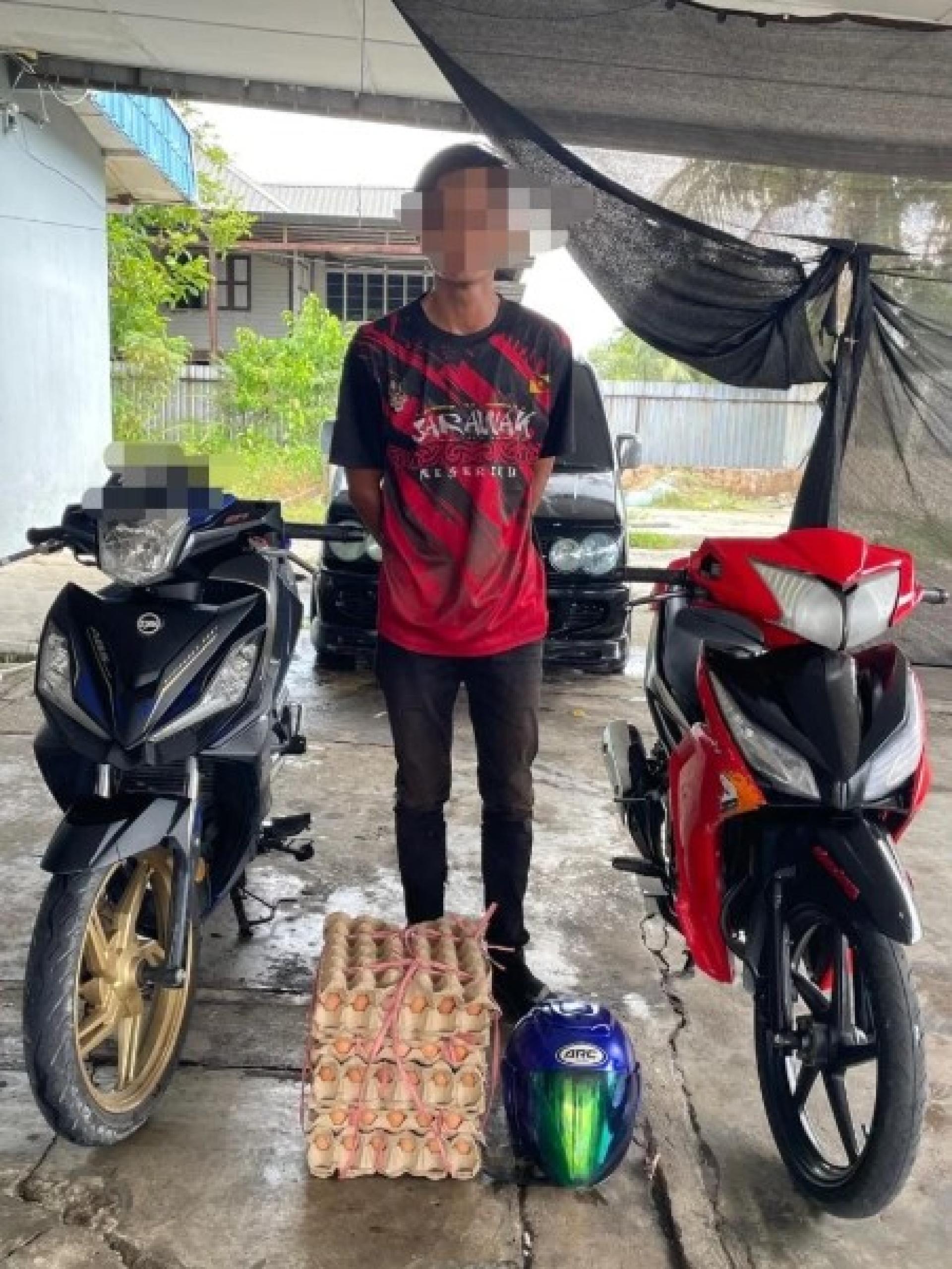 嫌犯与警方起获的物品。