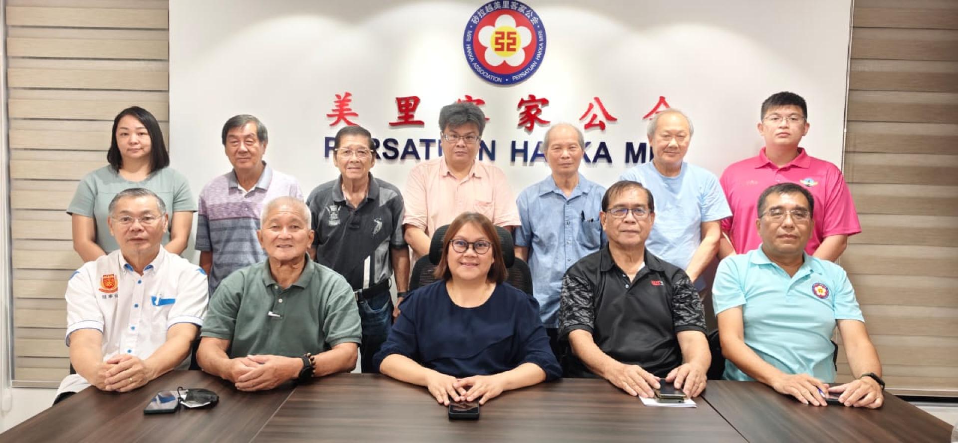 美里七大客系乡团及美里客家公会筹备会成员召开会议后合影，宣布中秋联欢晚宴筹备工作正式展开。坐者中为筹备会主席廖袖茵。