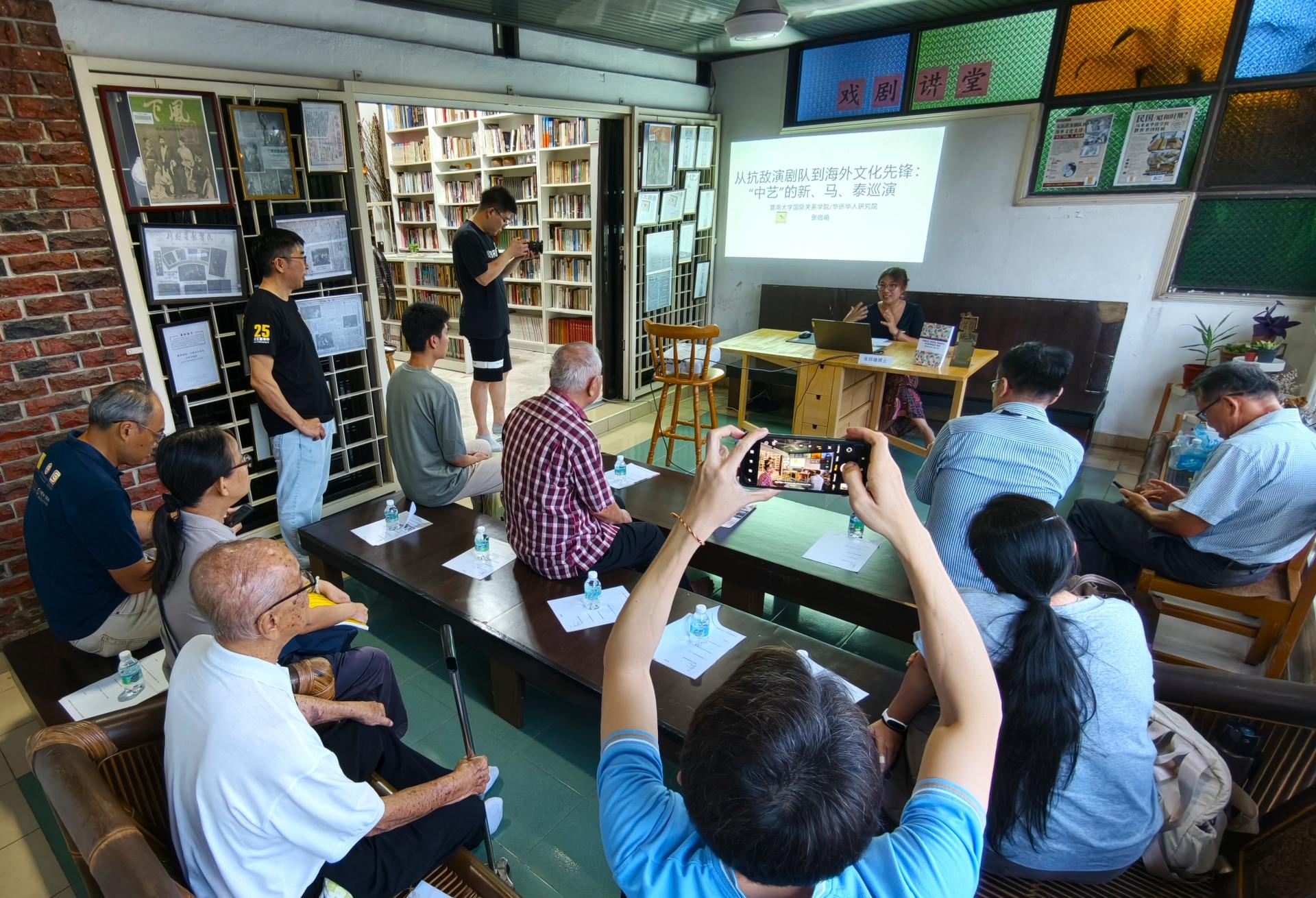 张倍瑜的演讲准备充分，图文并茂吸引了现场观众的目光，聚精会神地聆听讲座内容。