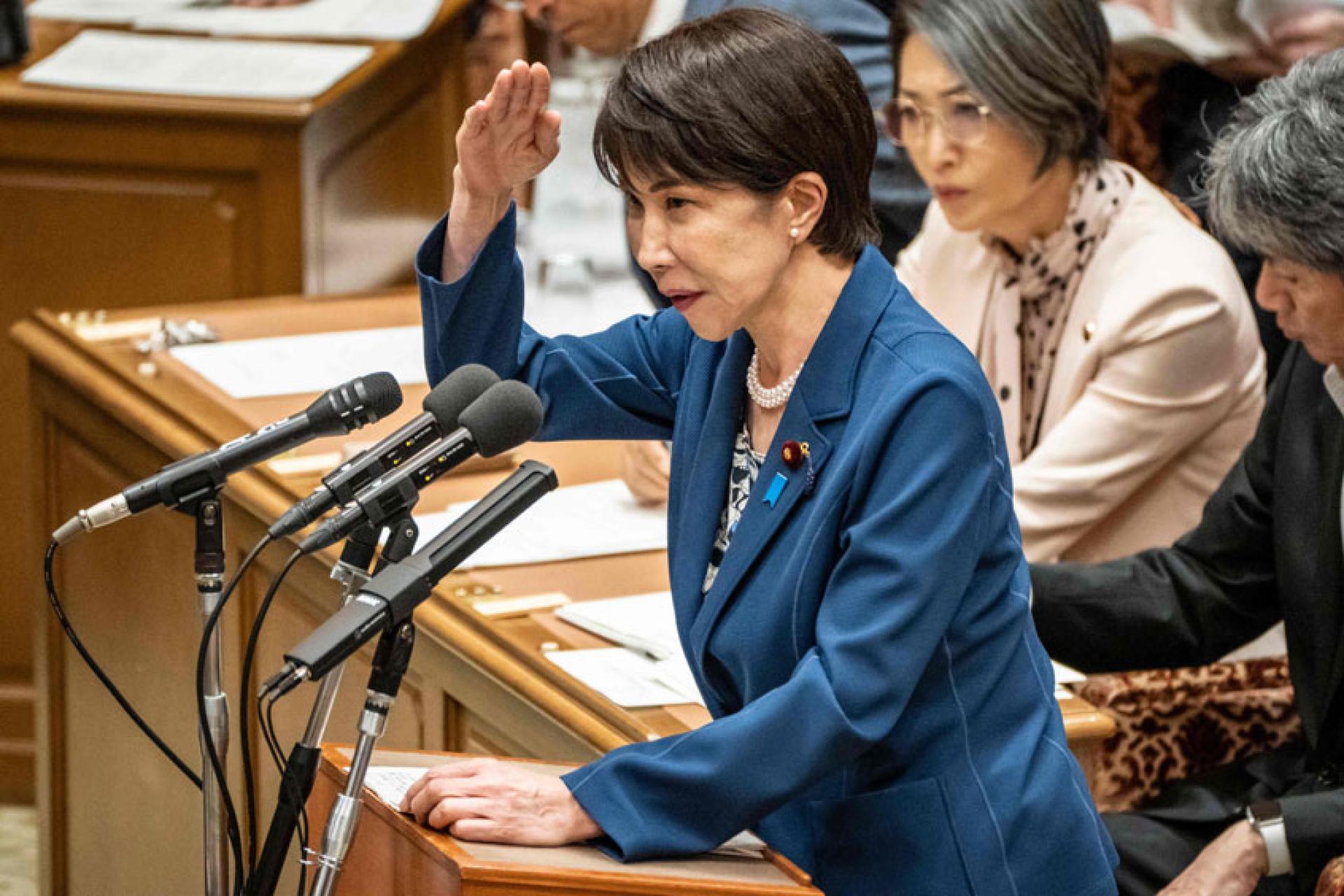 警方将女子拘提到案。