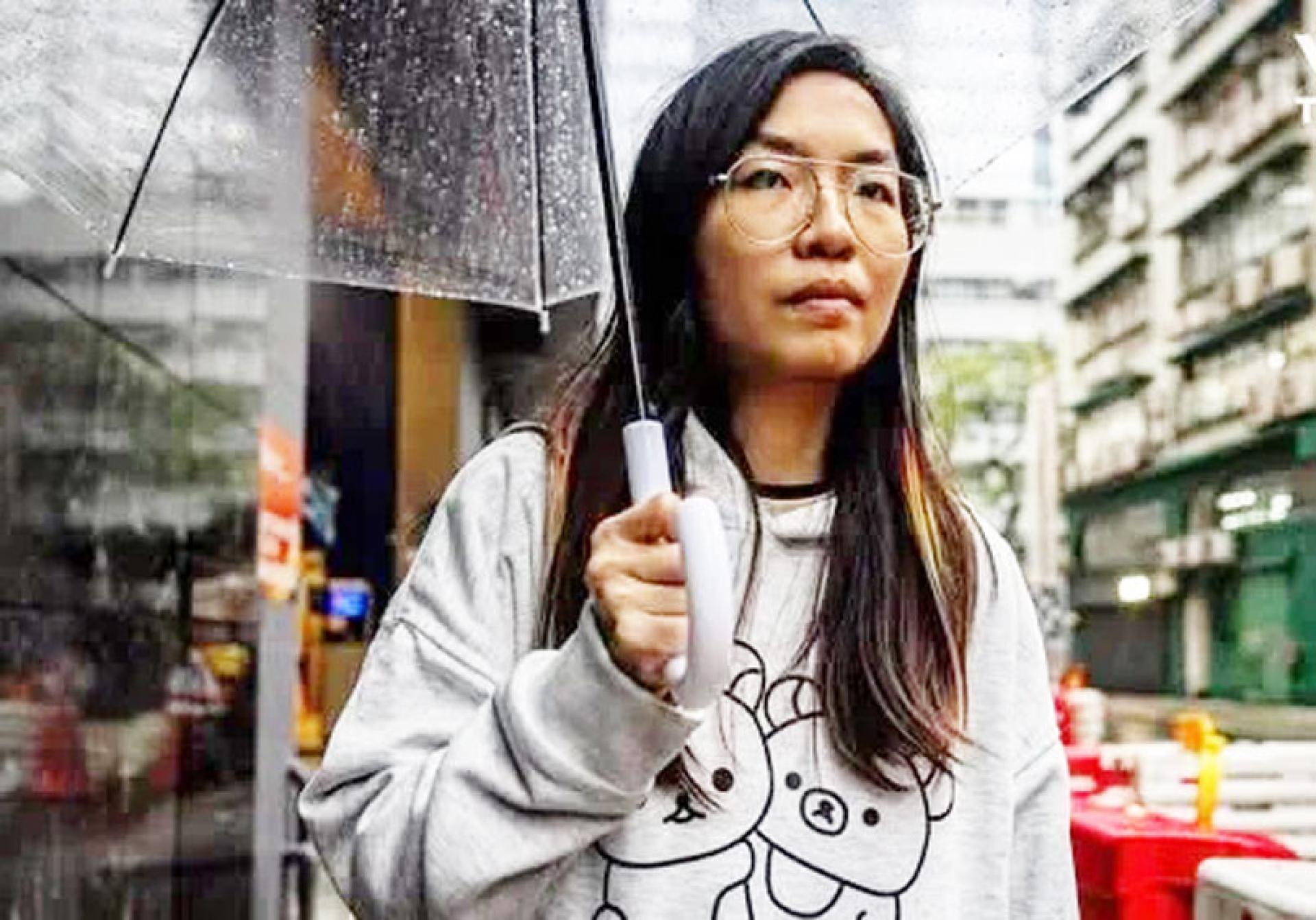 留下书舍的女店员17日上午从香港长沙湾警署获释离开，但未再穿著“我是书店店员”的T恤。（图：《法庭线》脸书）