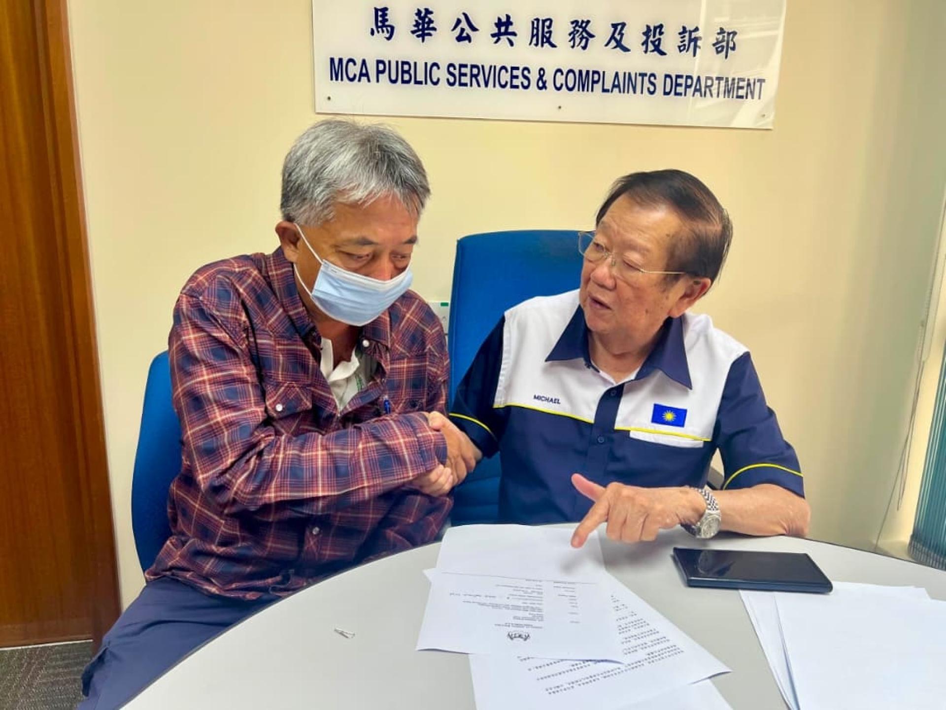 事主（左起）感谢张天赐的协助，同时也放下心头大石。