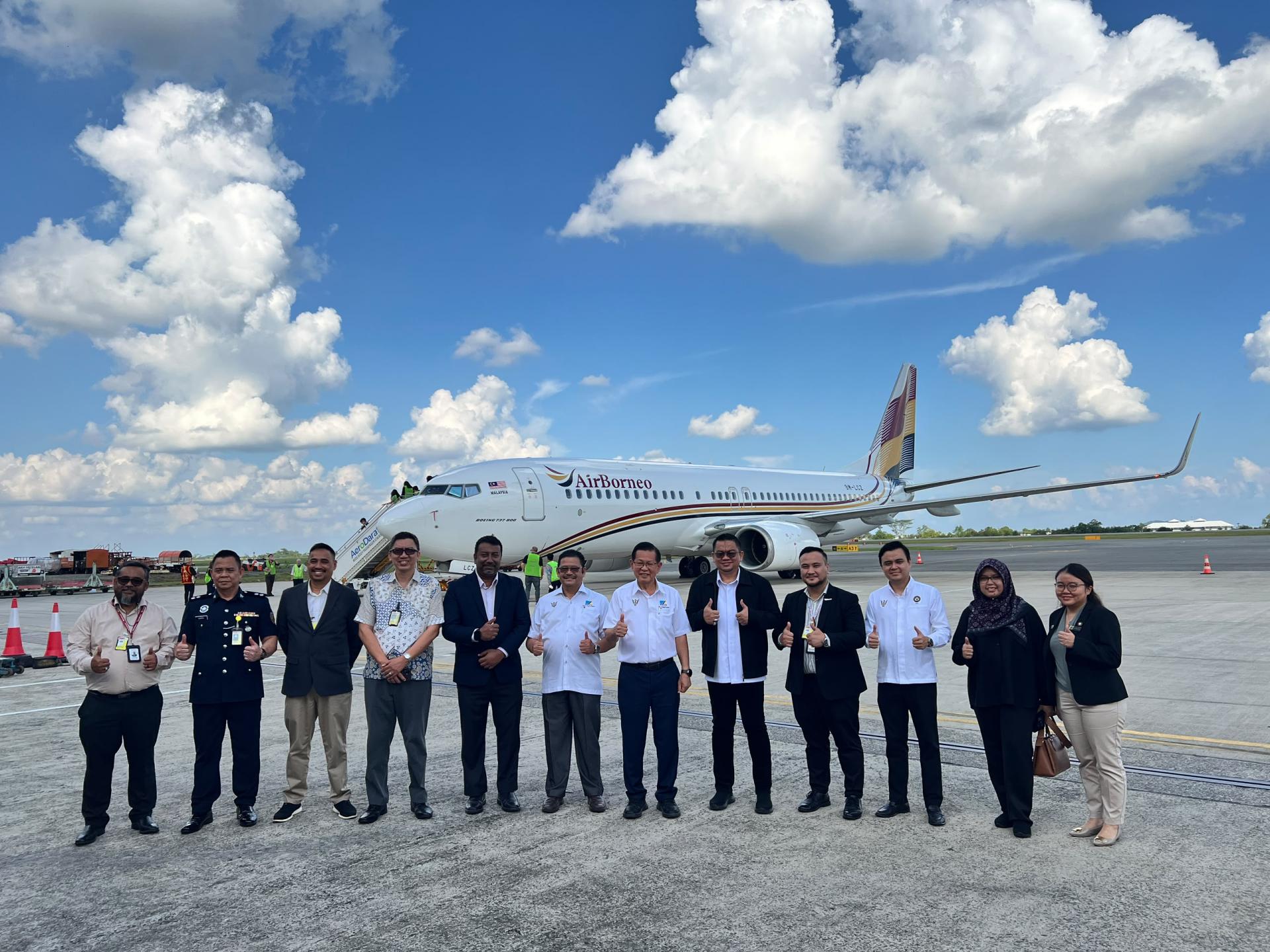 在婆罗洲航空首航前夕，拿督斯里李景胜在古晋国际机场视察了婆罗洲航空新近抵达的波音737-800飞机。