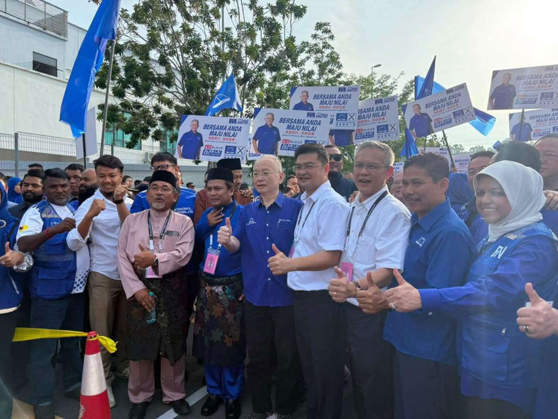 马华总会长拿督斯里魏家祥也在国阵集合点现身，为该党沉香候选人廖国赈及汝来候选人赖振光打气。