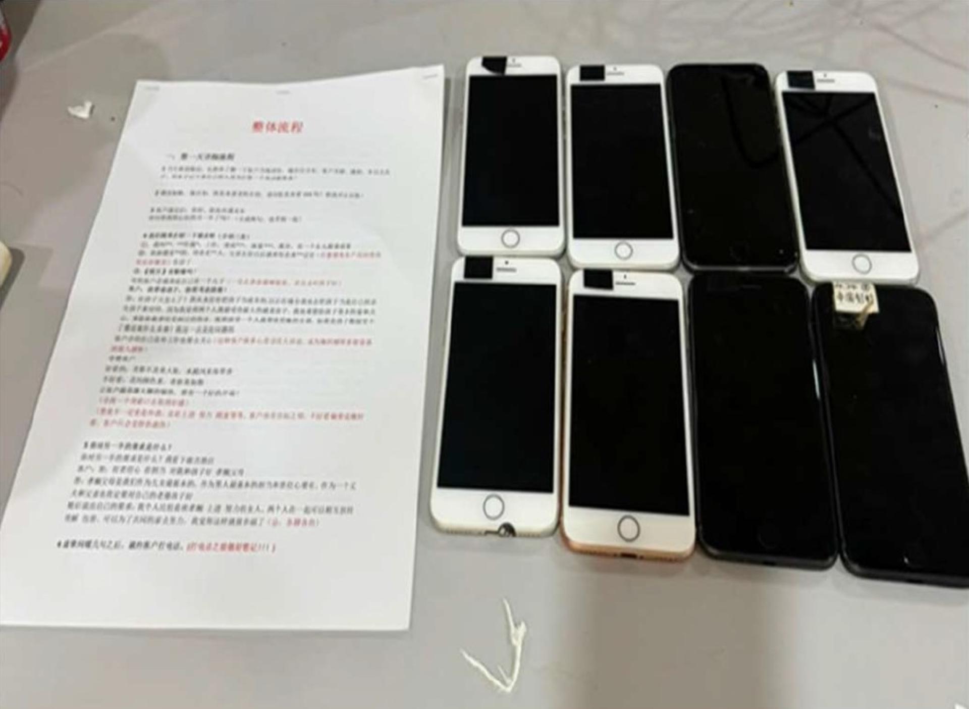 警方起获的物品中除了手机和手提电脑等设备外，也包括诈骗对话脚本。