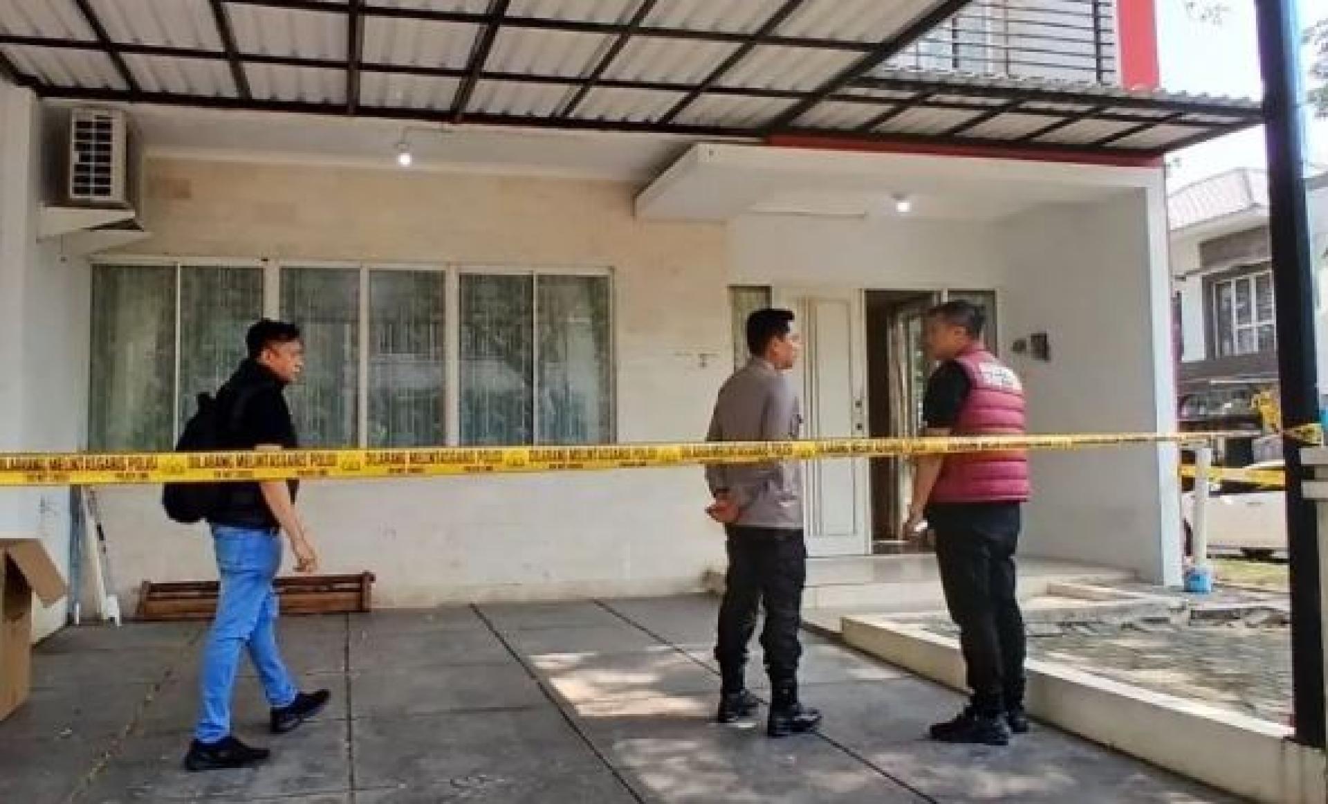 图说： 印尼警方于7月17日在北雅加达PIK住宅区查封一处涉嫌非法生产依托咪酯烟弹的地下工厂，并在现场展开戒备，案件仍在进一步调查中