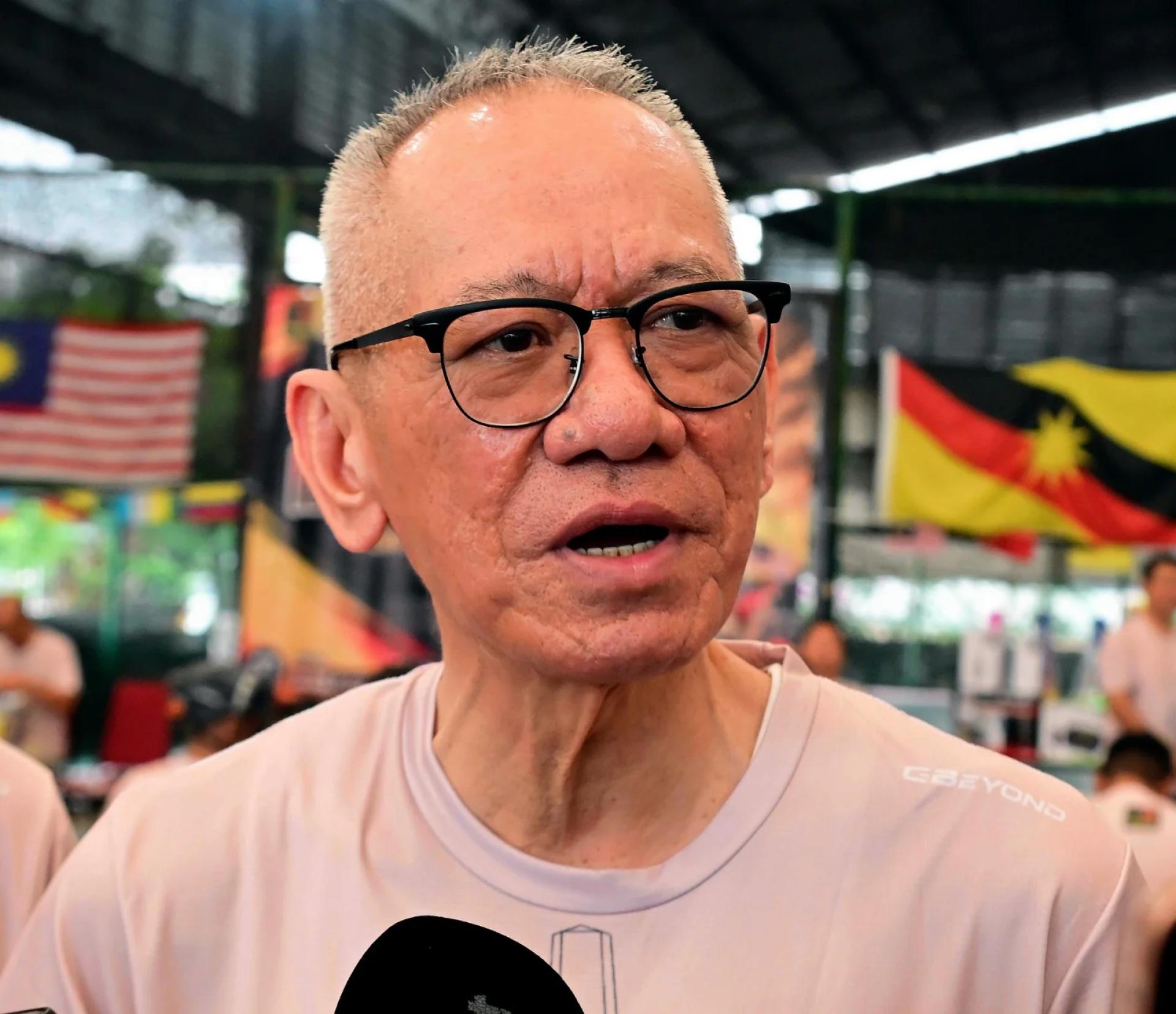 伊布拉欣在砂都体育综合中心SLPAS草场举行的“我的砂旗帜2026”砂拉越日活动后接受媒体访问。