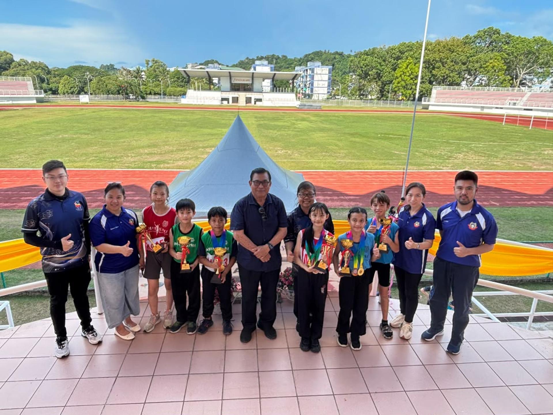 埔奕中华公学董事长本固鲁蔡刚明（左6）颁发最佳男女运动员奖后，与得奖学生合影。