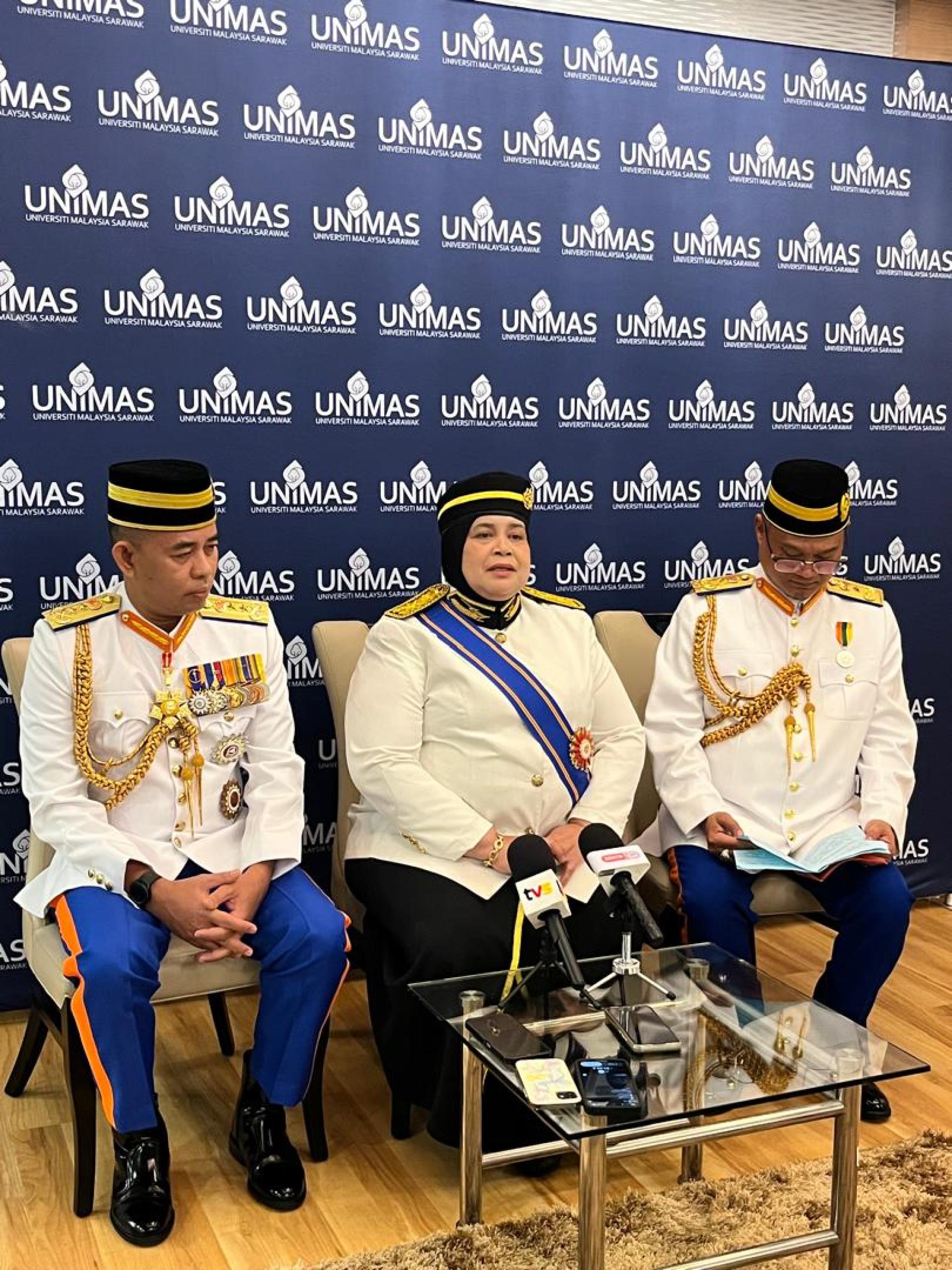 鲁比雅王在哥打三马拉汉主持马来西亚砂拉越大学（UNIMAS）民防学生队（SISPA）委任仪式后，接受媒体访问。