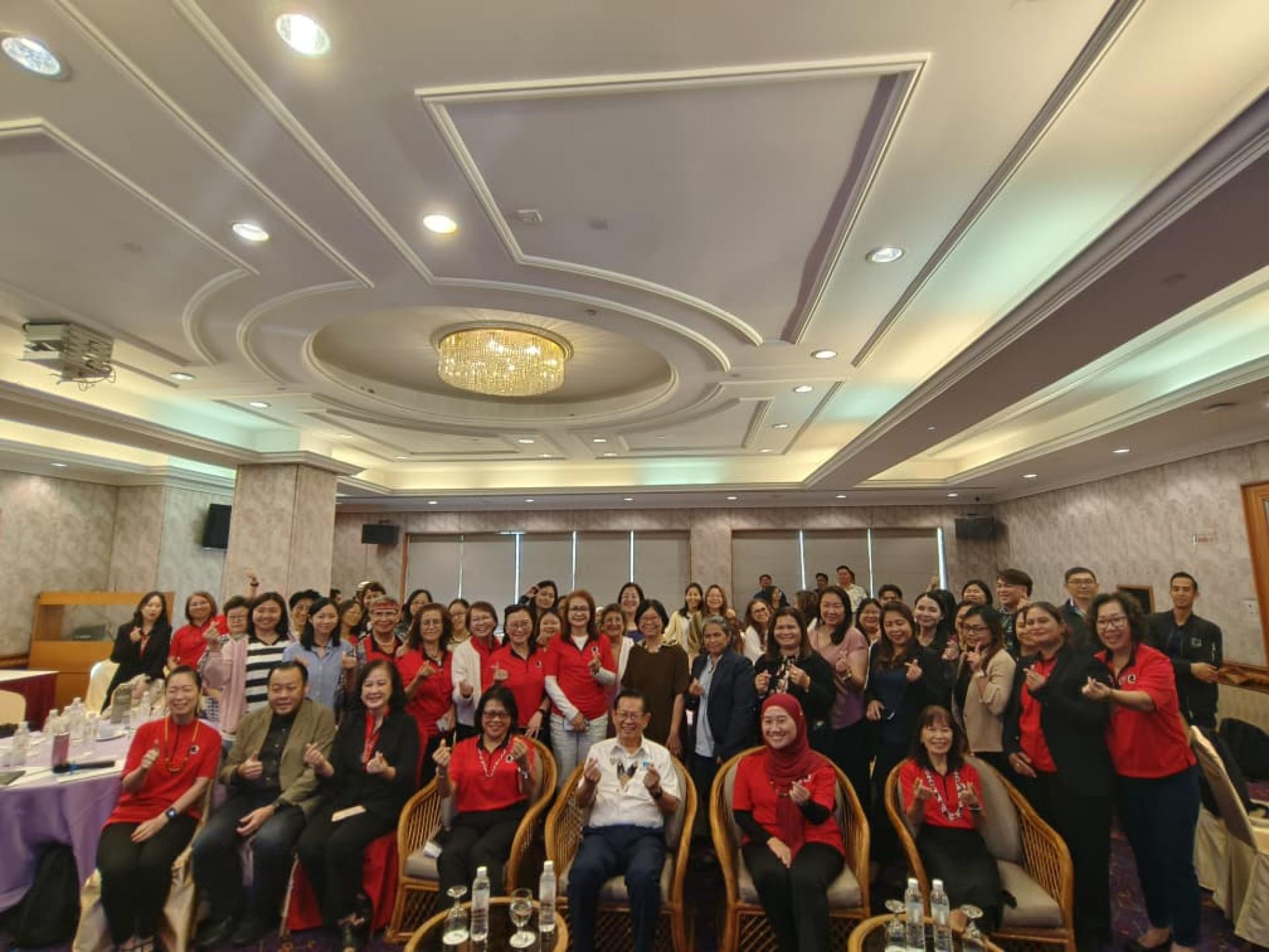 女企业与专业协会研讨会合影。前排右3起为拿督斯里李景胜及瑟拉瓦。