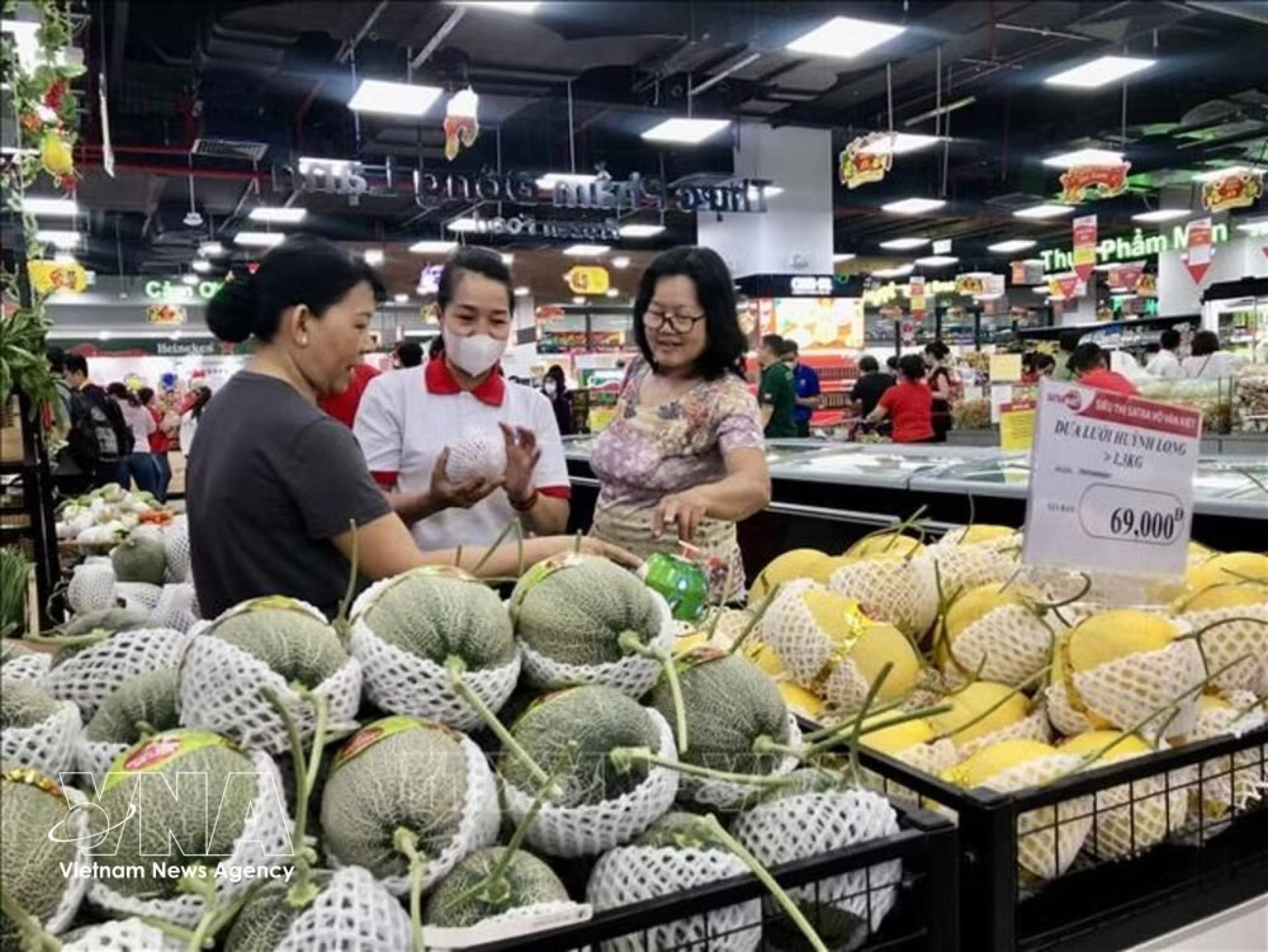 消费者购买水果。