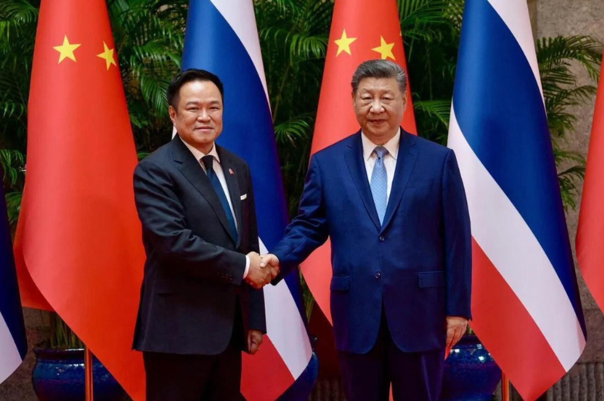 泰国首相阿努廷（左）星期四（7月16日）在上海同中国国家主席习近平举行双边会谈。阿努廷也在上海出席世界人工智能大会。