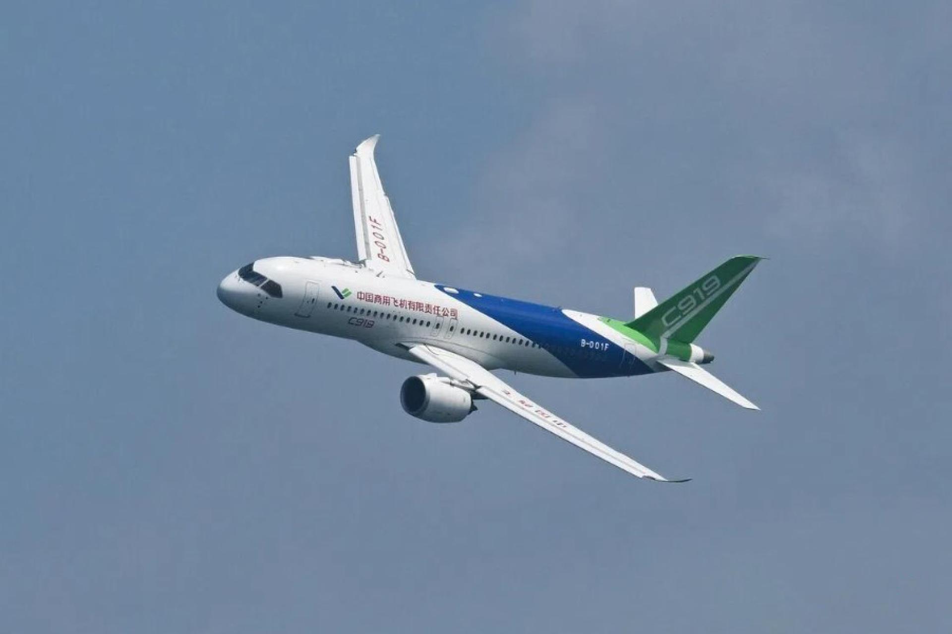C919是中国商用飞机研制的中短程双发窄体干线客机，也是中国首款按照国际通行适航标准自行研制的客机。 （档案照片）