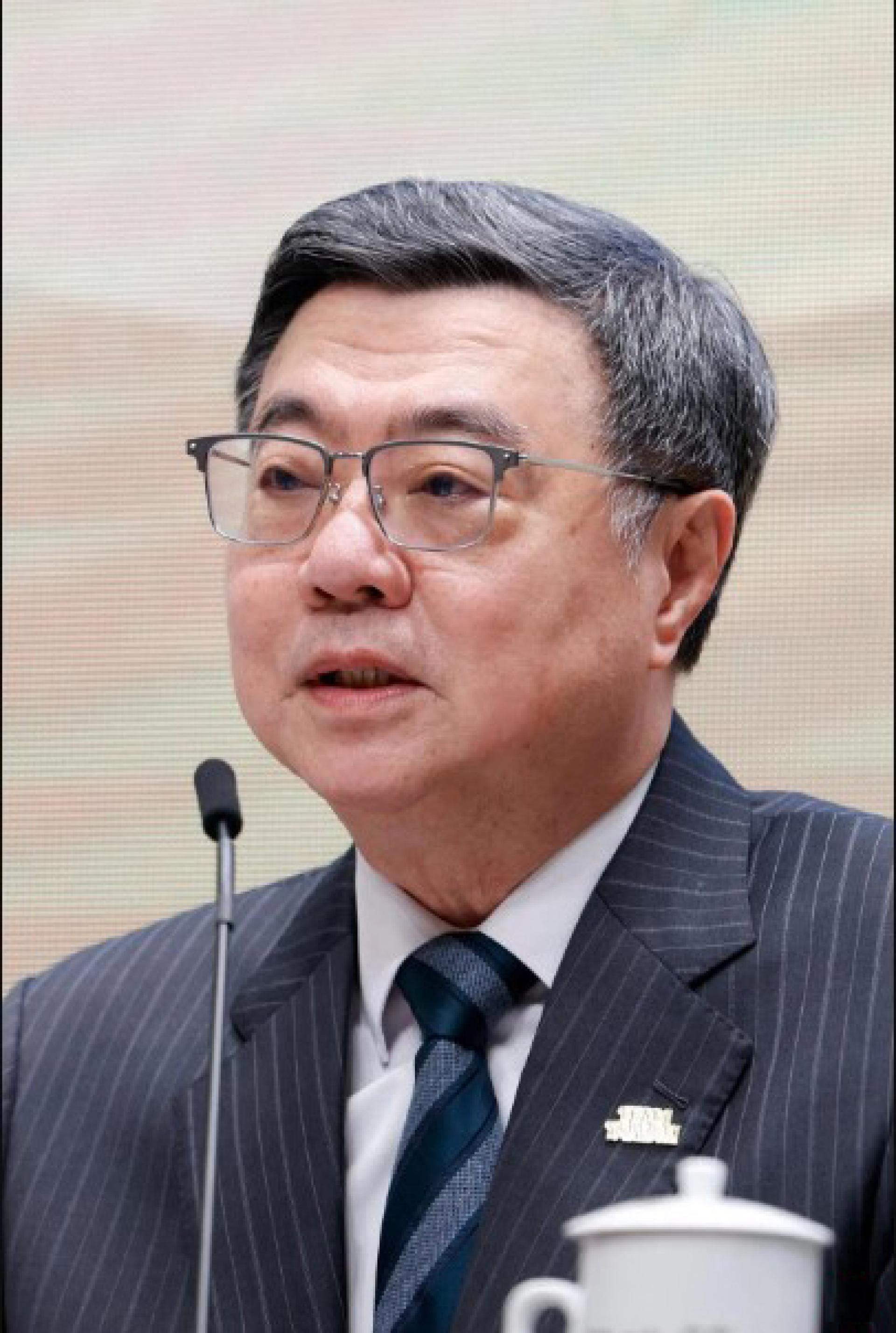 台湾行政院长批评地方政府没有用心查察致癌油去向。图为卓荣泰今年1月在台北召开一场记者会。 （档案照片）