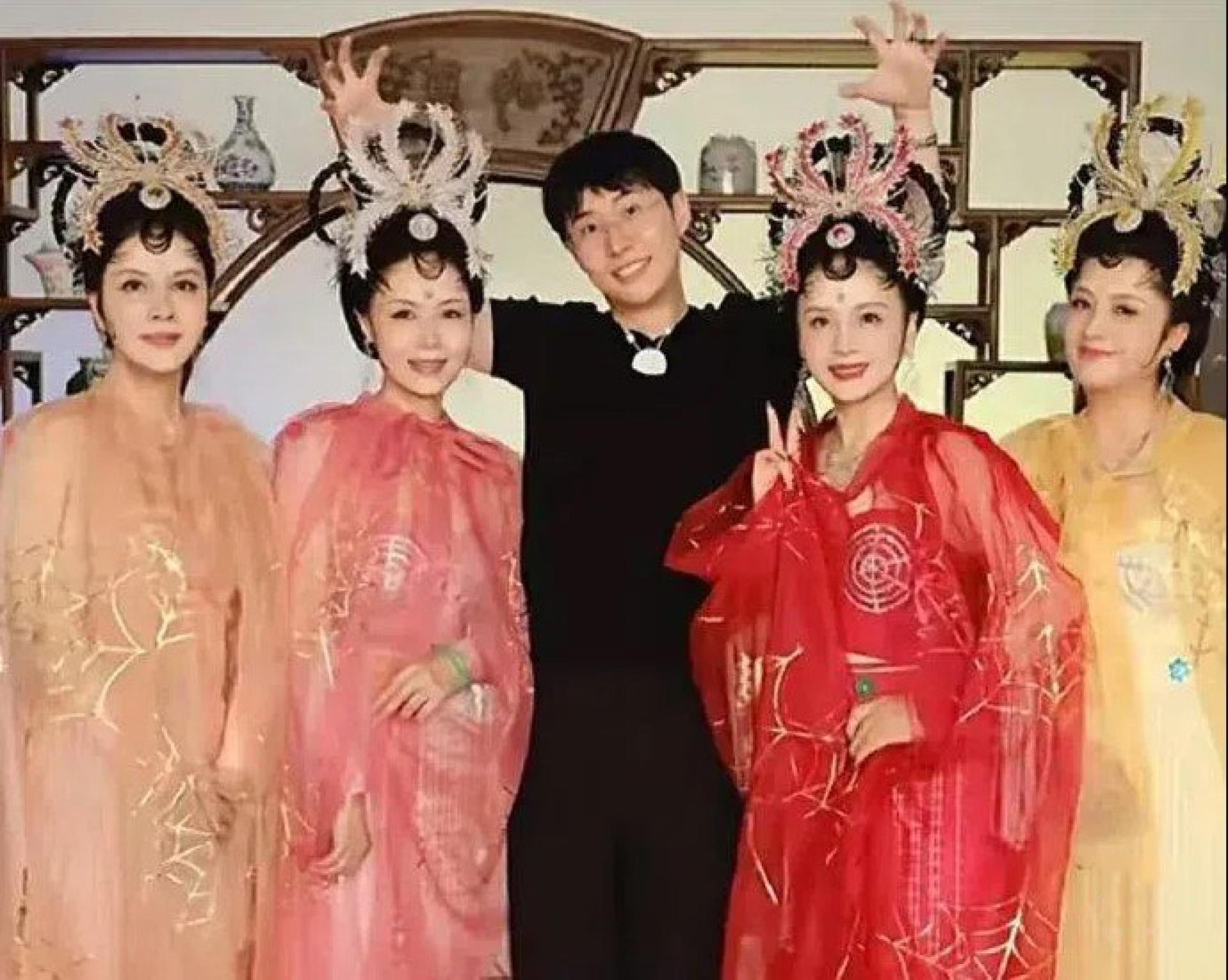 龙梓嘉（中）为表孝心，安排40年前的蜘蛛精演员重聚，掀起热议。