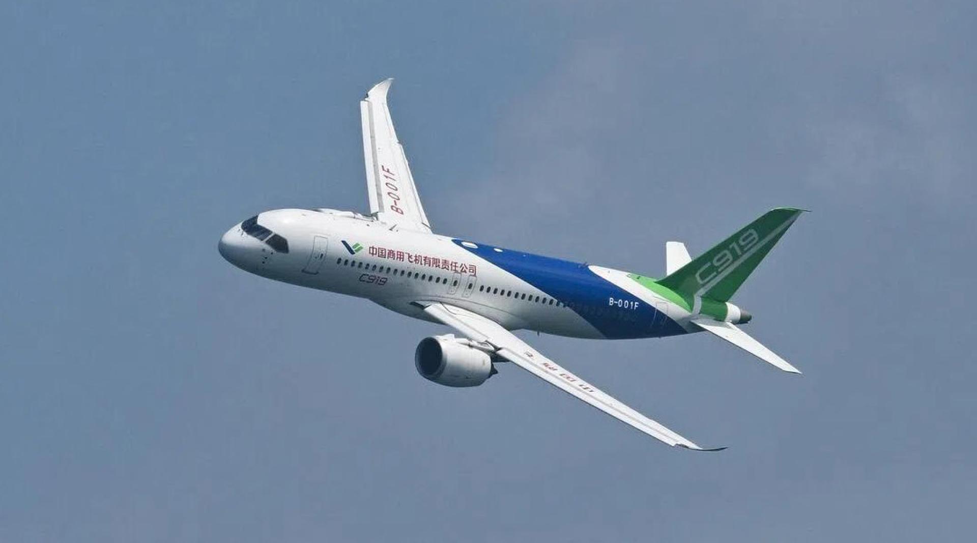 C919是中国商用飞机研制的中短程双发窄体干线客机，也是中国首款按照国际通行适航标准自行研制的客机。 （档案照）