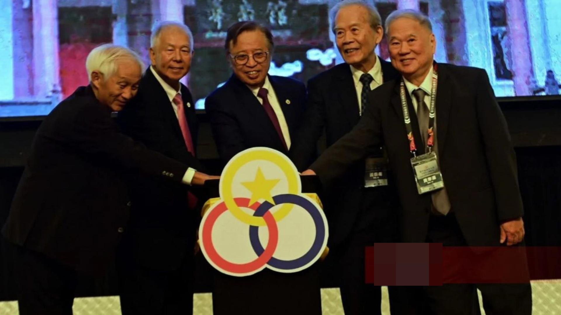阿邦佐哈里（中）主持2026年第20届南洋大学全球校友重聚晚宴开幕仪式。