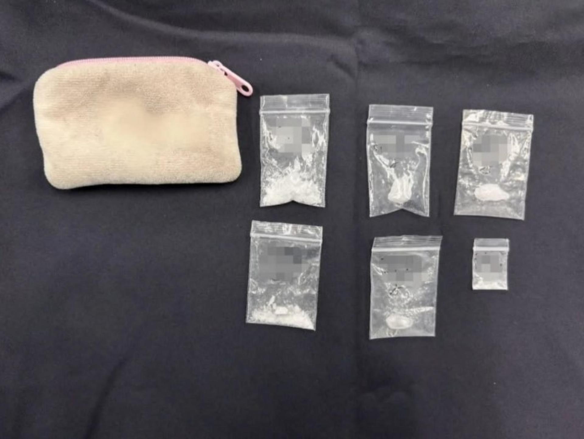 警方起获装有疑似冰毒的塑料袋。