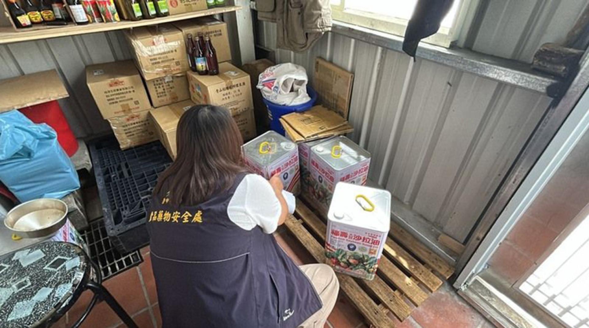 食药署18日公布中联问题油品案最新下架数量，整体下架数量比17日多195公吨，总数近8000公吨。