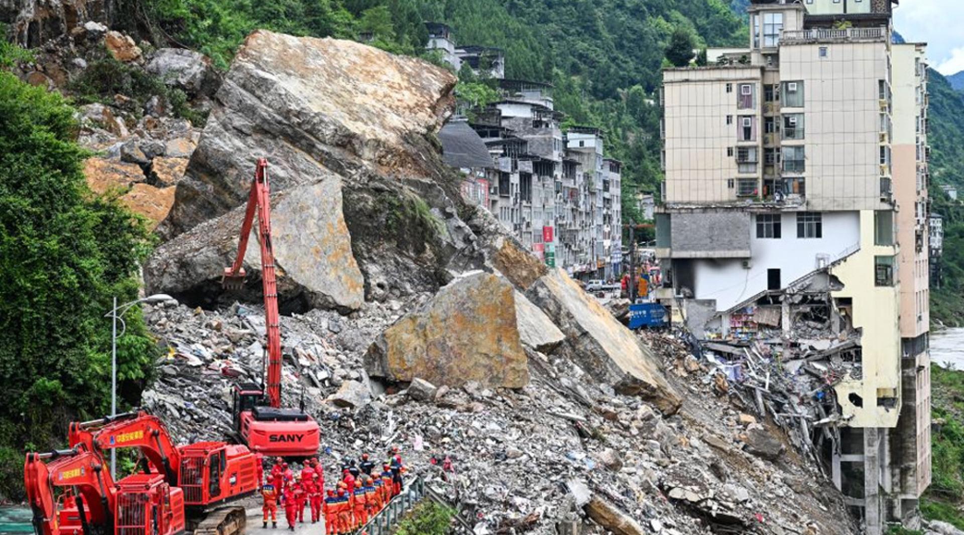 7月18日，人员搜救、医疗救治、群众安置等工作加紧进行。