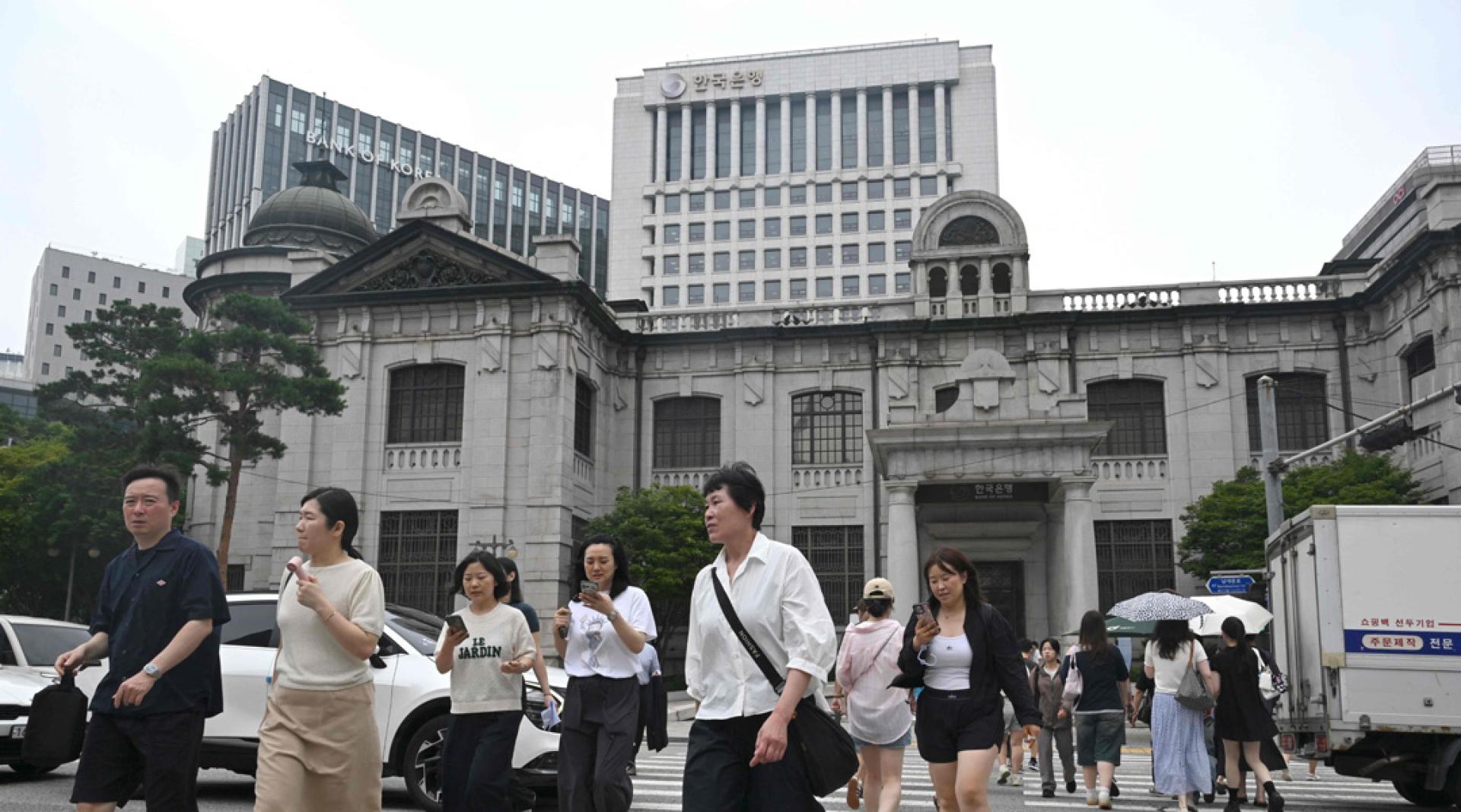 韩股近期暴跌。图为该国中央银行“韩国银行”总部。