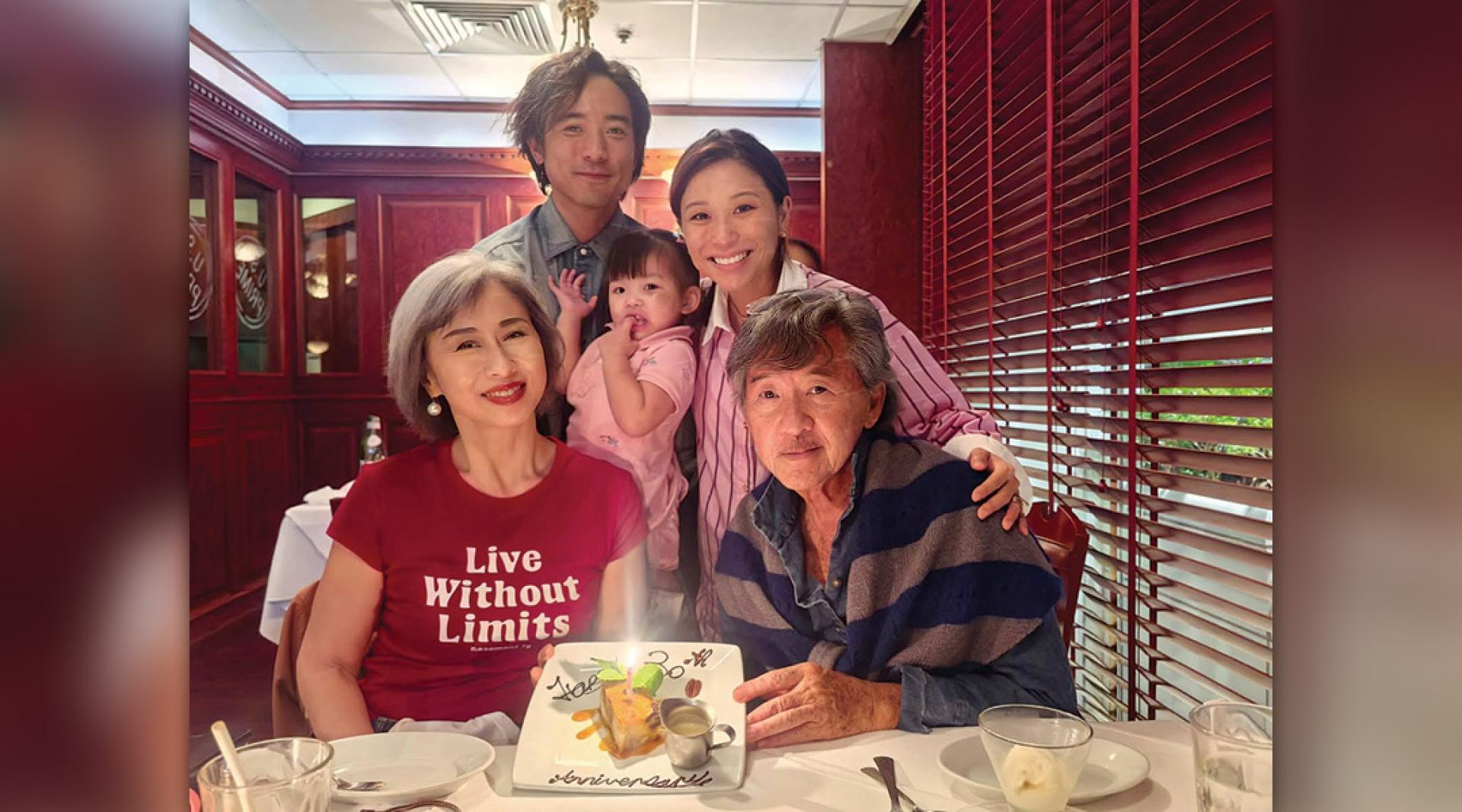 三代同堂庆祝。