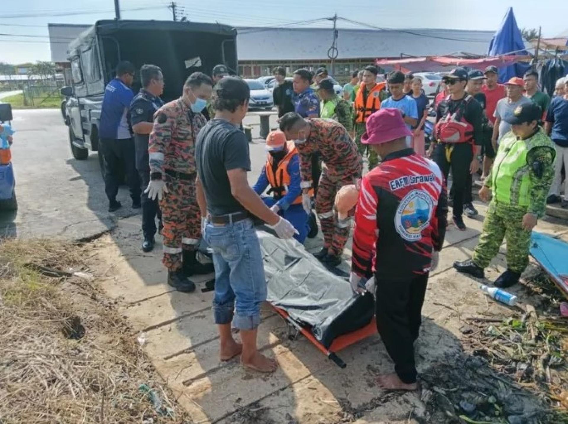 搜救人员于达叻甘榜丹南瑟柏浪峇当奥雅河寻获失踪男子遗体。图源：砂拉越消拯局。