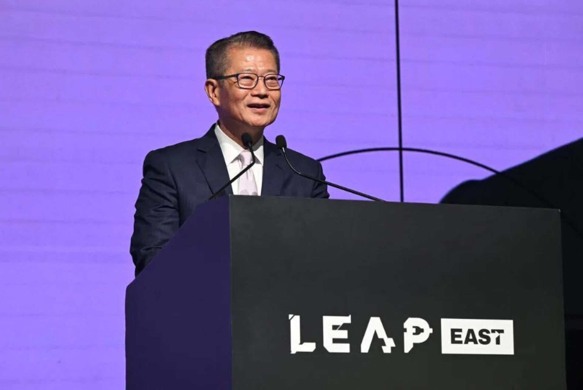 香港财政司司长陈茂波上星期天（7月12日）发表网志指出，香港考生的出路选择更趋多元，人工智能（AI）正为学生们提供了更多新的发展方向和工作机会。他举例，中东规模最大的创科旗舰盛事LEAP East7月8日首次在香港举办，与会投资者所管理的资产规模达6.5万亿美元。
