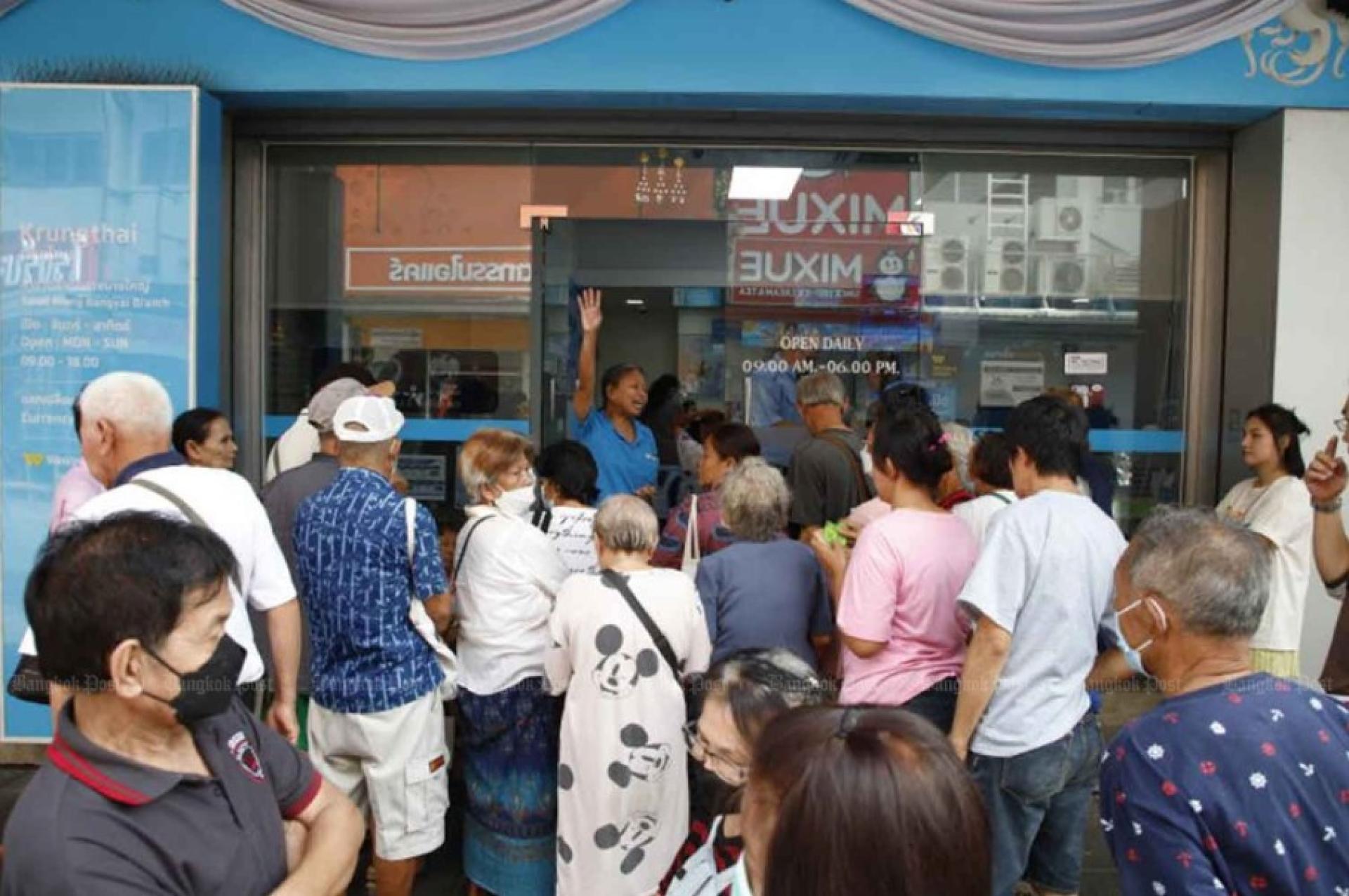 6月4日，泰国暖武里府Bang Yai Market的Krungthai Bank分行外聚集大批民众，寻求协助登记新一轮国家福利卡计划。