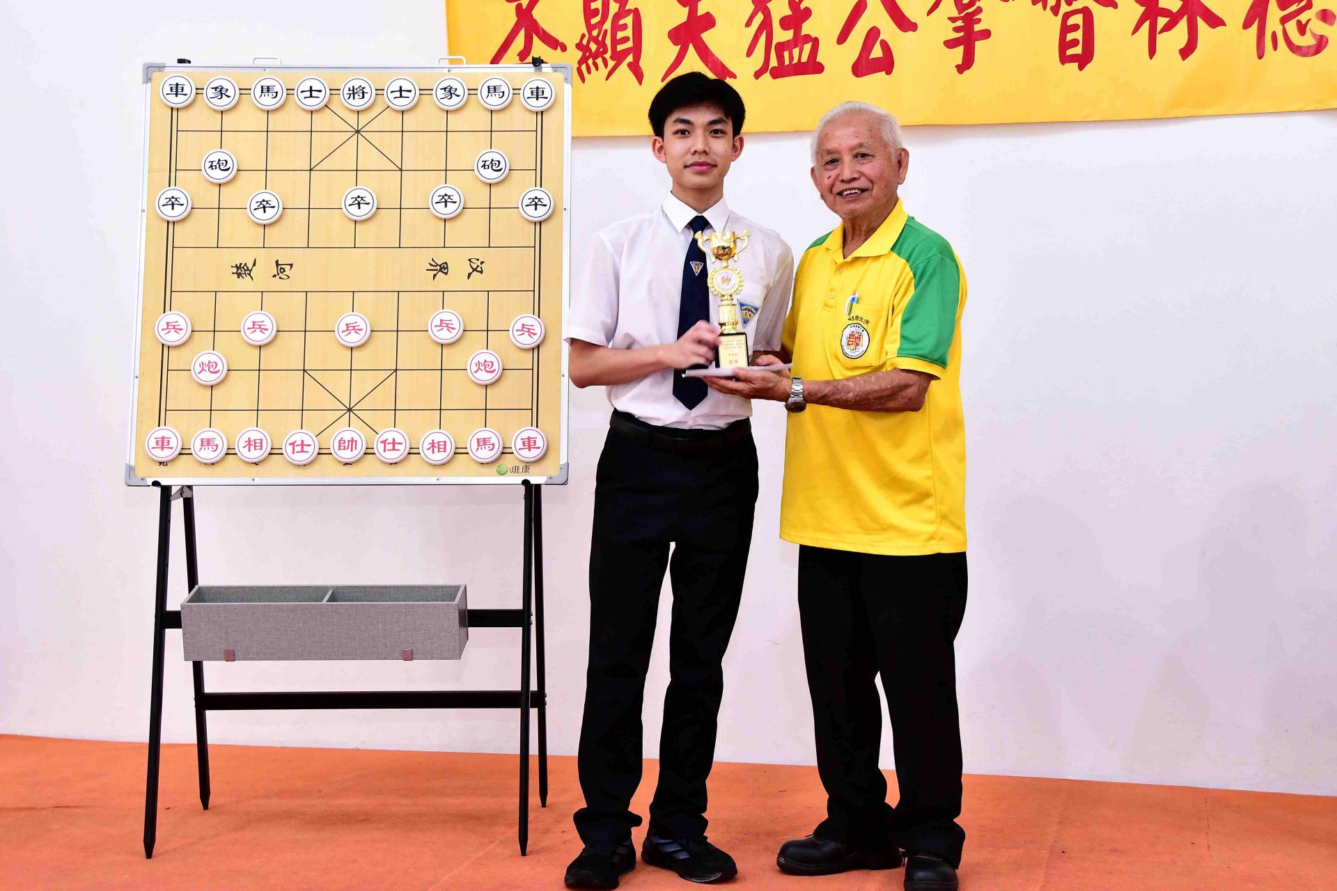陈仙福颁发中学组冠军奖杯予汶中学生刘旭