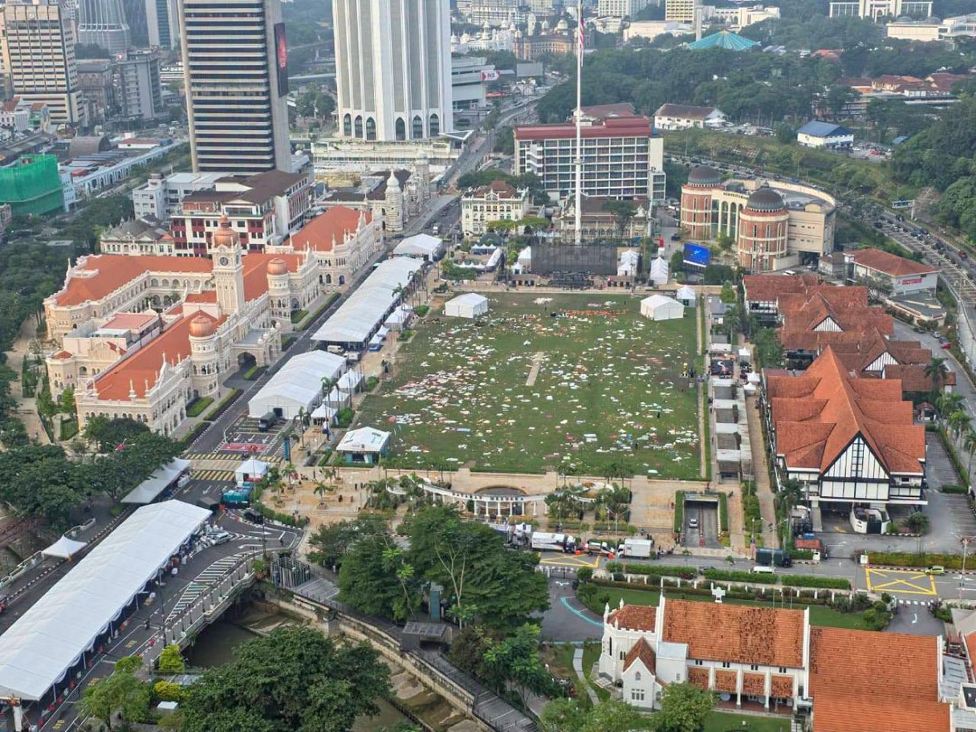 约2.5万人在独立广场观赏2026年世界杯决赛直播，但人潮离开后却留下遍地垃圾。