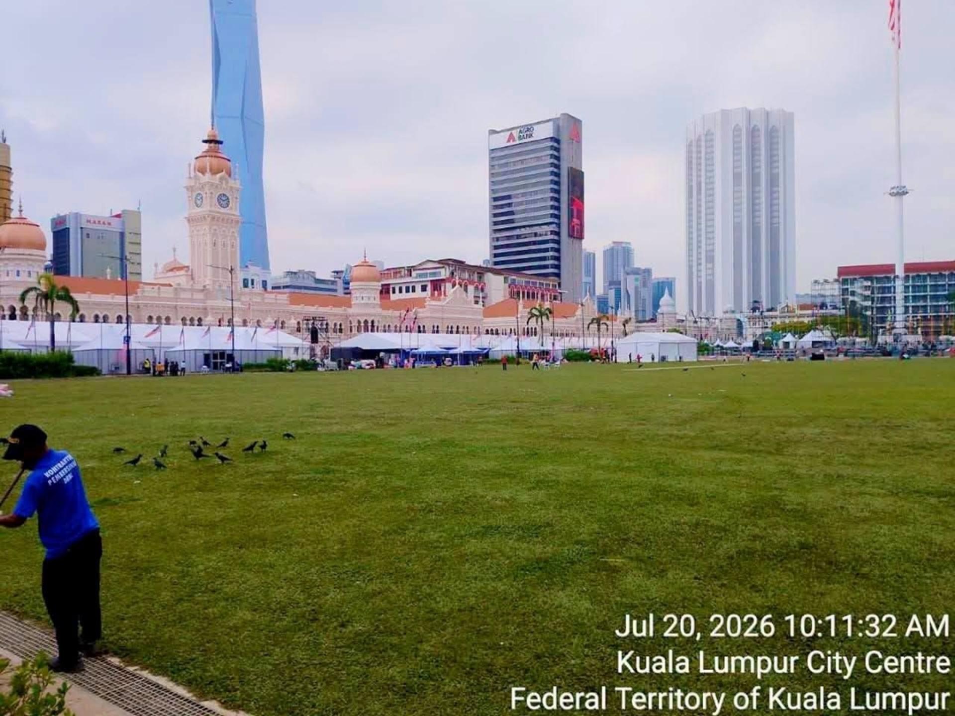 杨巧双在脸书分享周一上午10时后清理过的独立广场，已恢复整洁。