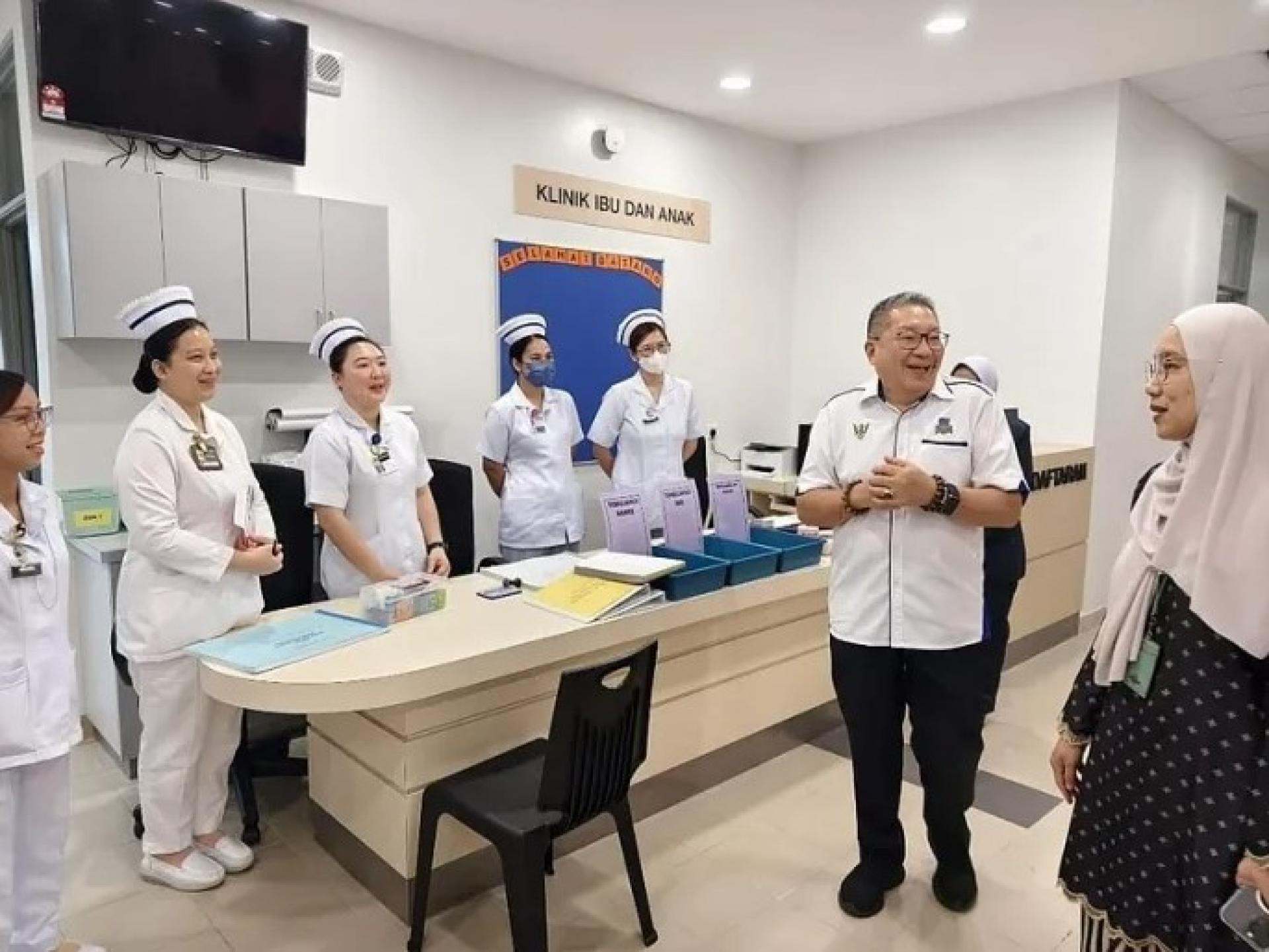 黄鸿圣（右2）于2026年7月20日视察古晋达万再也健康诊所。