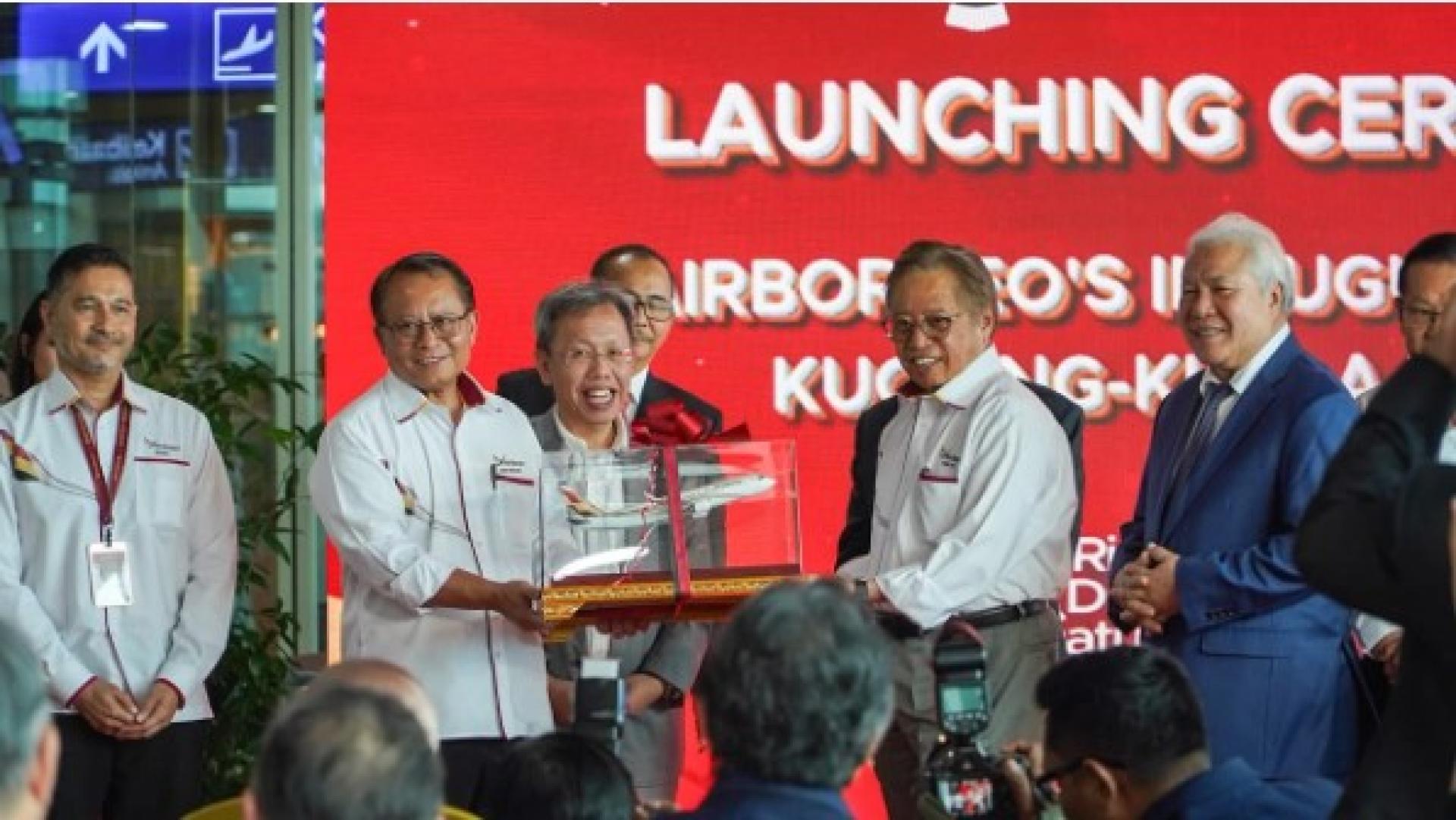 拿督阿玛莫哈末阿布巴卡马祖基（左）赠送纪念品予砂拉越总理拿督巴丁宜丹斯里阿邦佐哈里，其他贵宾在旁见证。