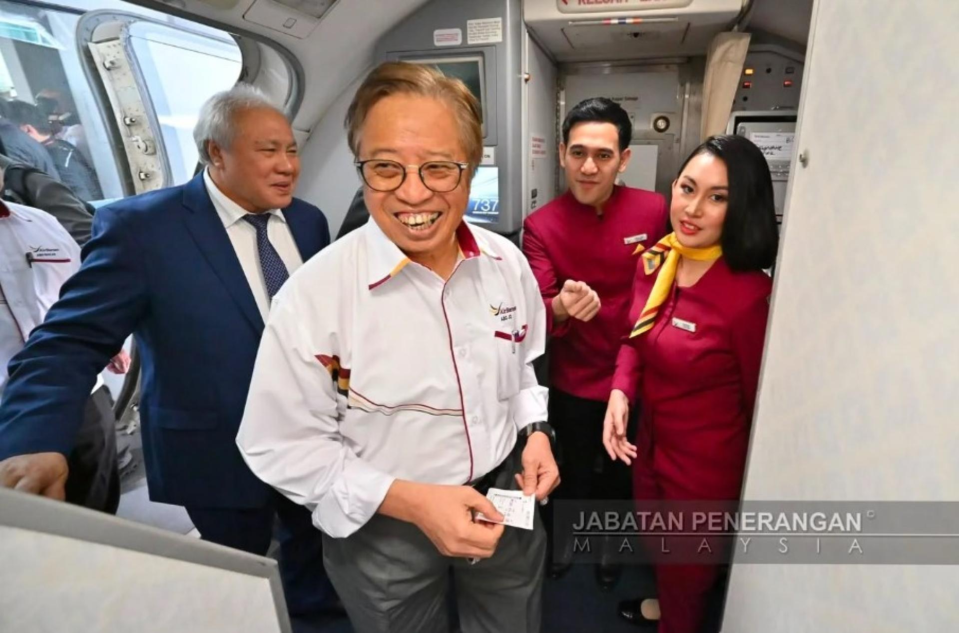 阿邦佐哈里登上AirBorneo古晋飞往吉隆坡首航航班。