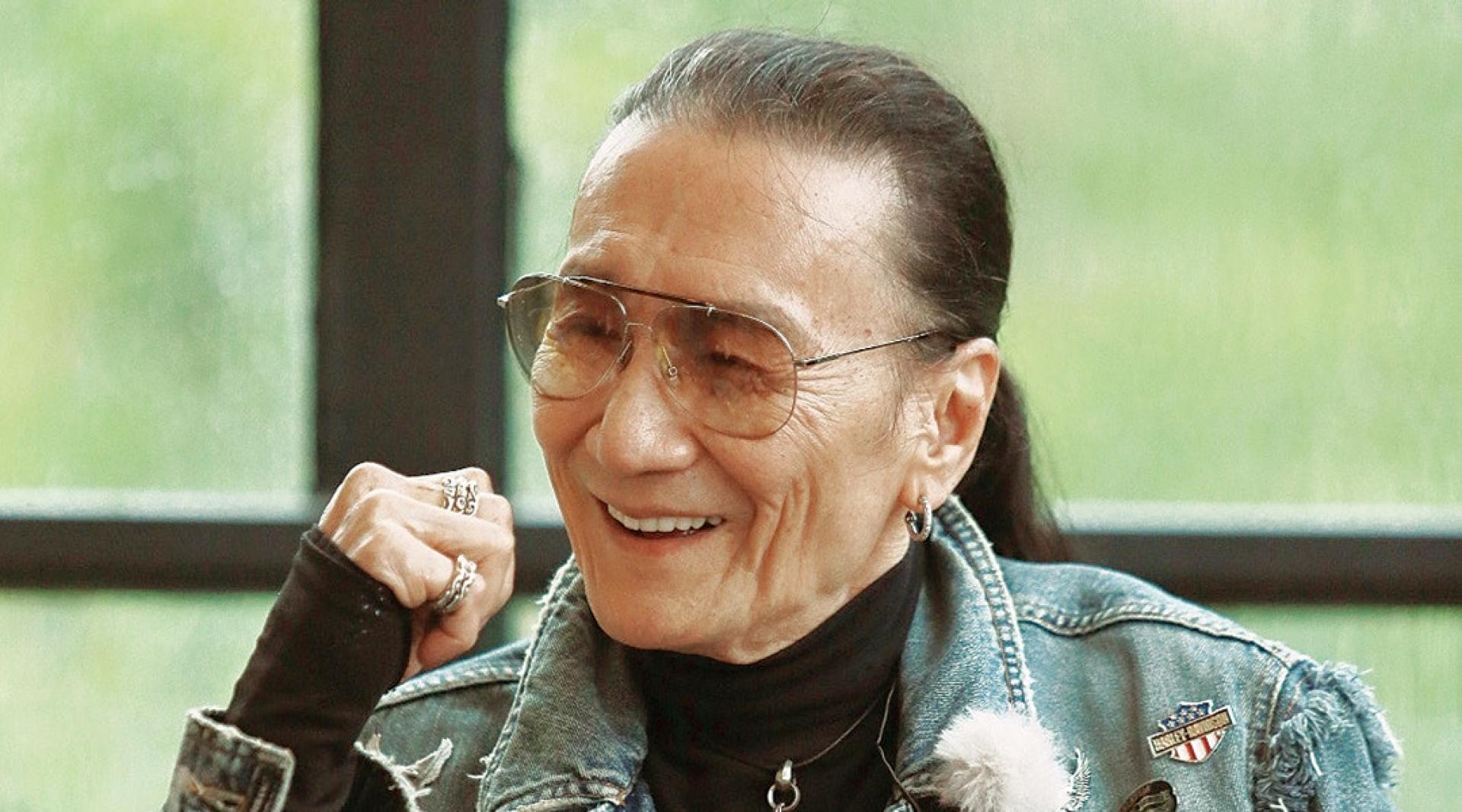 小马尾式长头发是谢贤的标志。